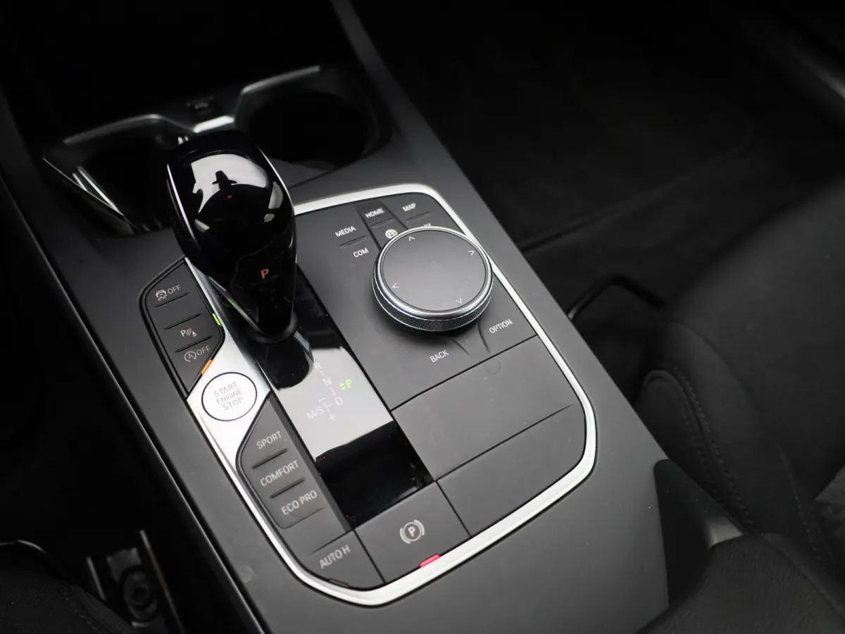 118i Business Edition | Automaat | Apple Carplay / Android Auto | Parkeer sensoren | Navigatie | Virtual cockpit | Cruise control | Bluetooth | Climate control | DAB |