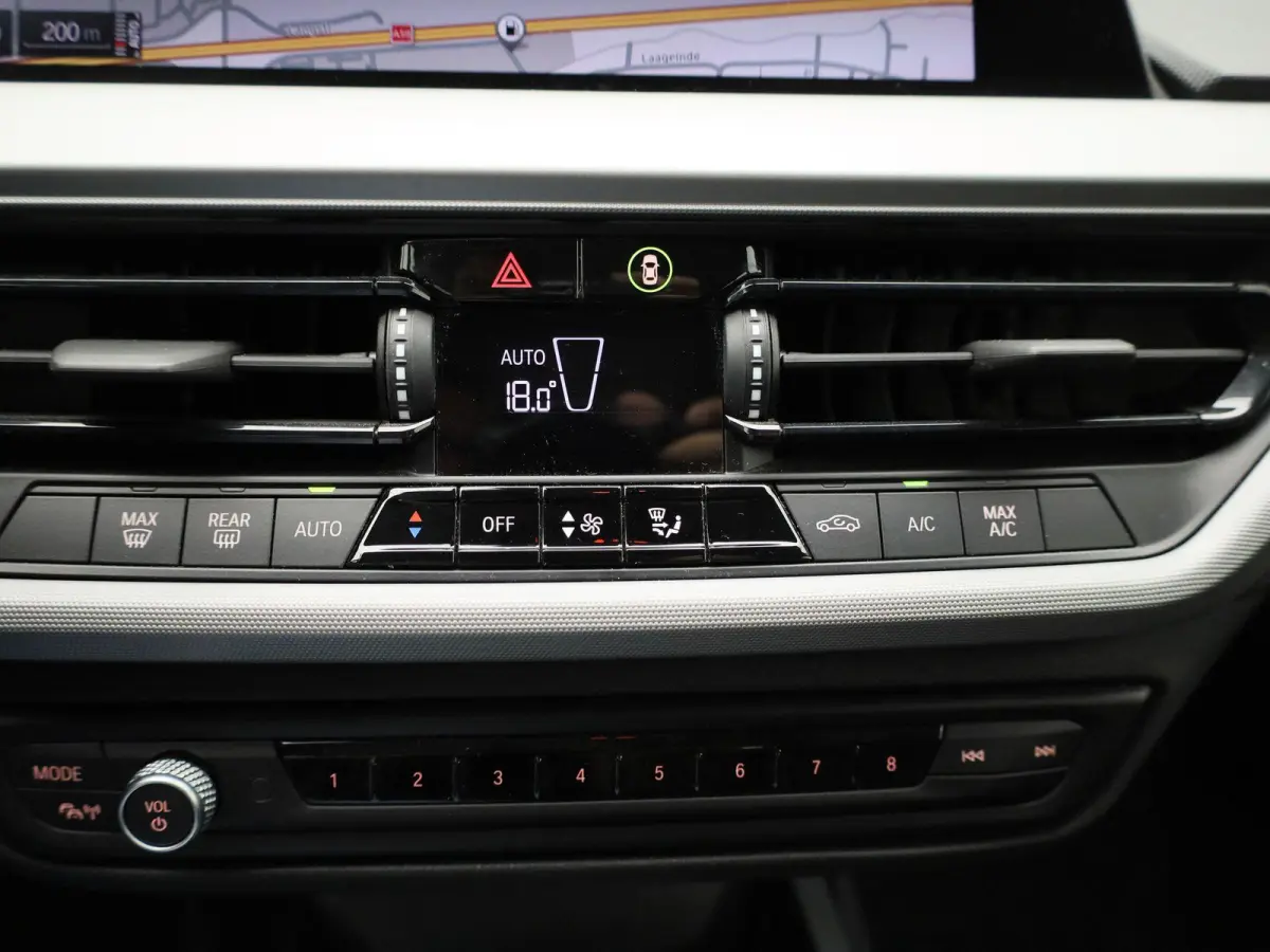 118i Business Edition | Automaat | Apple Carplay / Android Auto | Parkeer sensoren | Navigatie | Virtual cockpit | Cruise control | Bluetooth | Climate control | DAB |