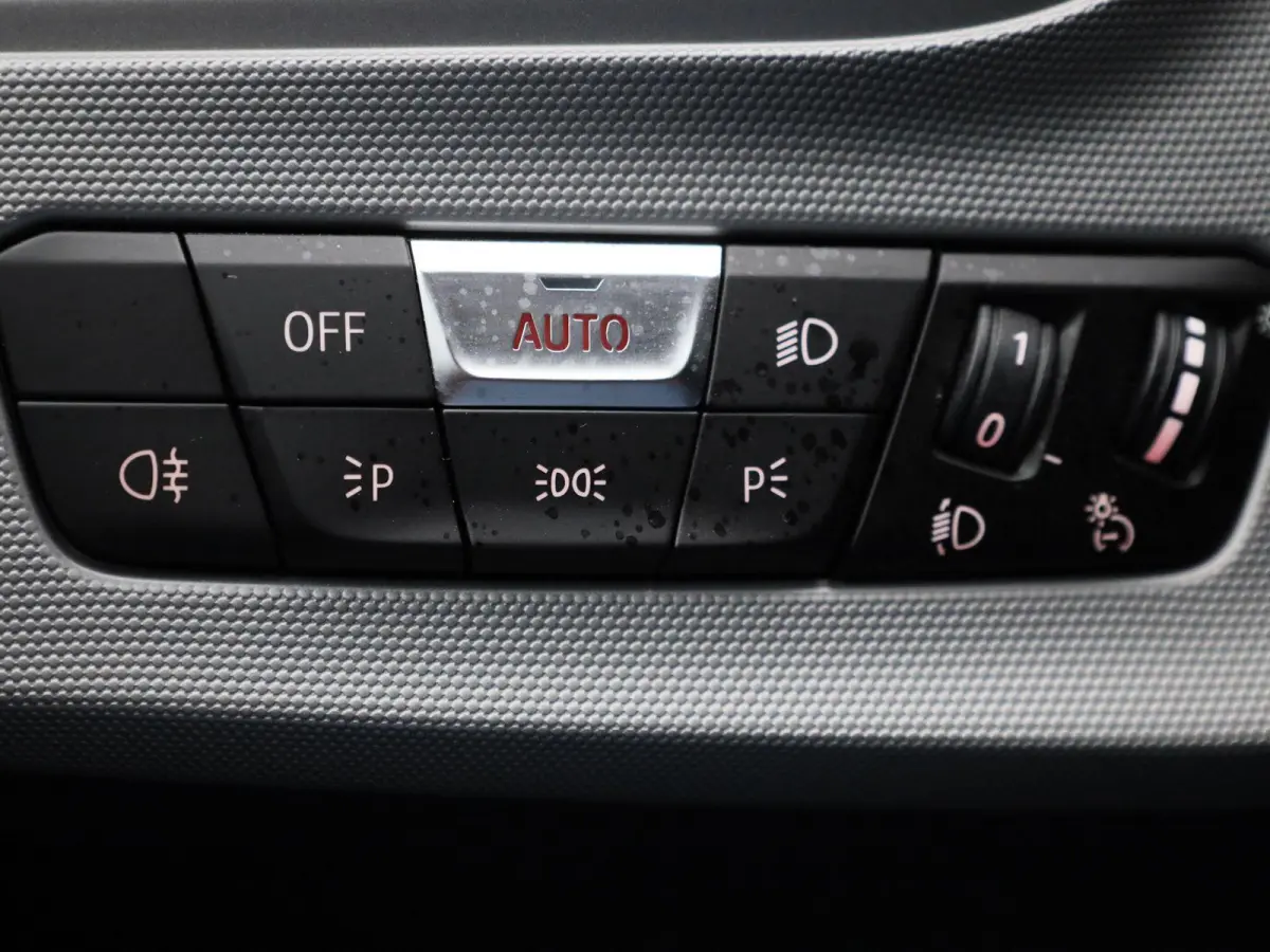 118i Business Edition | Automaat | Apple Carplay / Android Auto | Parkeer sensoren | Navigatie | Virtual cockpit | Cruise control | Bluetooth | Climate control | DAB |