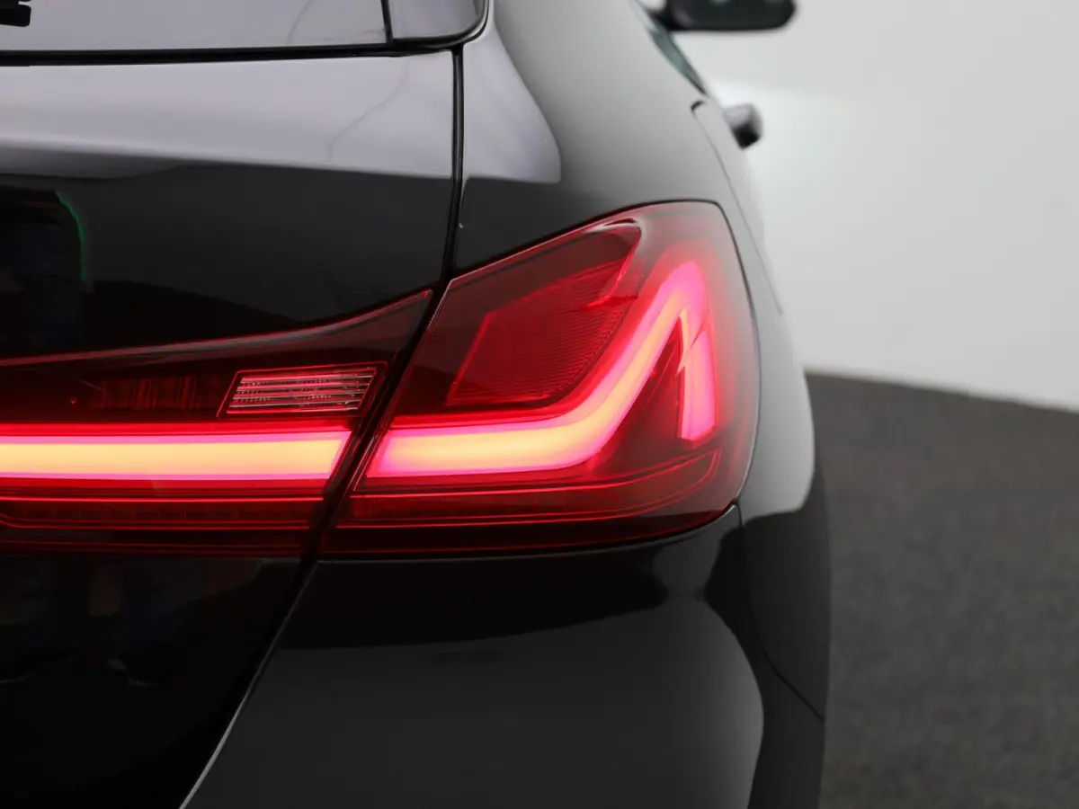 118i Business Edition | Automaat | Apple Carplay / Android Auto | Parkeer sensoren | Navigatie | Virtual cockpit | Cruise control | Bluetooth | Climate control | DAB |