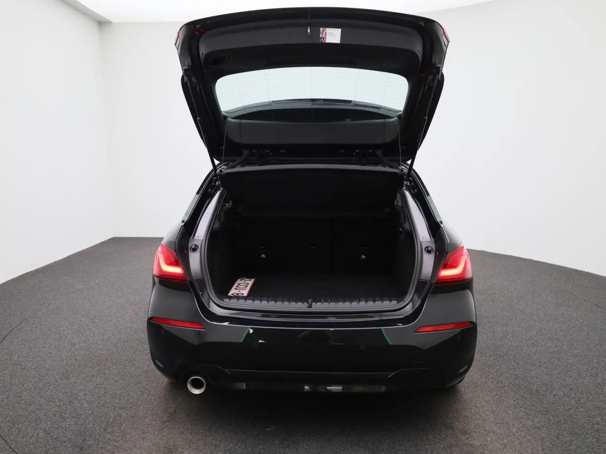 118i Business Edition | Automaat | Apple Carplay / Android Auto | Parkeer sensoren | Navigatie | Virtual cockpit | Cruise control | Bluetooth | Climate control | DAB |