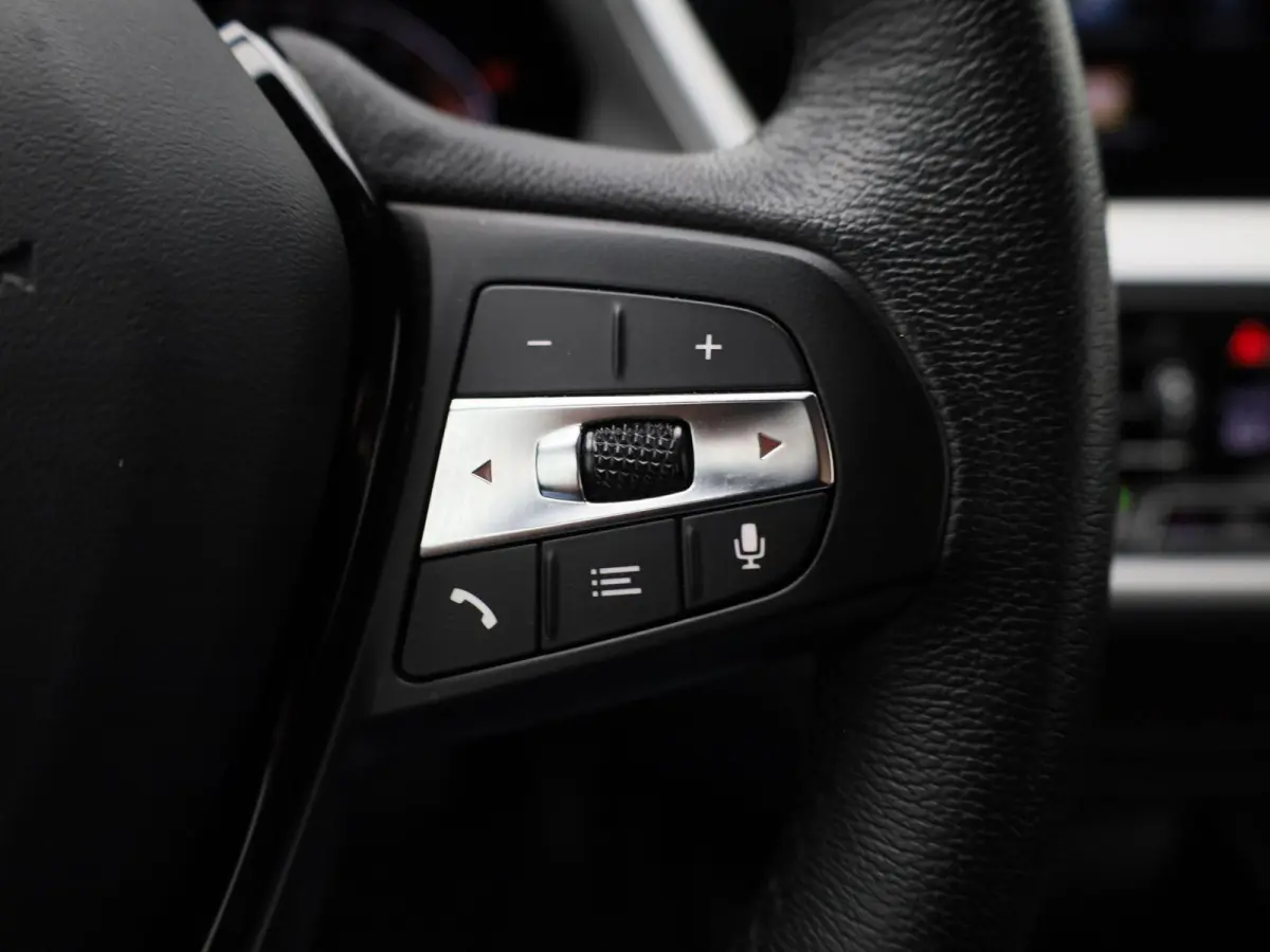 118i Business Edition | Automaat | Apple Carplay / Android Auto | Parkeer sensoren | Navigatie | Virtual cockpit | Cruise control | Bluetooth | Climate control | DAB |