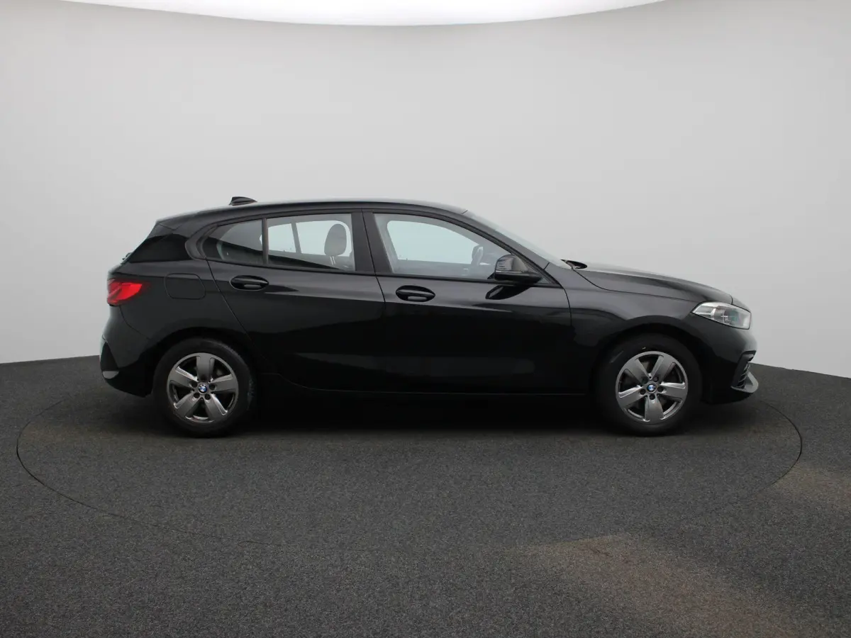 118i Business Edition | Automaat | Apple Carplay / Android Auto | Parkeer sensoren | Navigatie | Virtual cockpit | Cruise control | Bluetooth | Climate control | DAB |