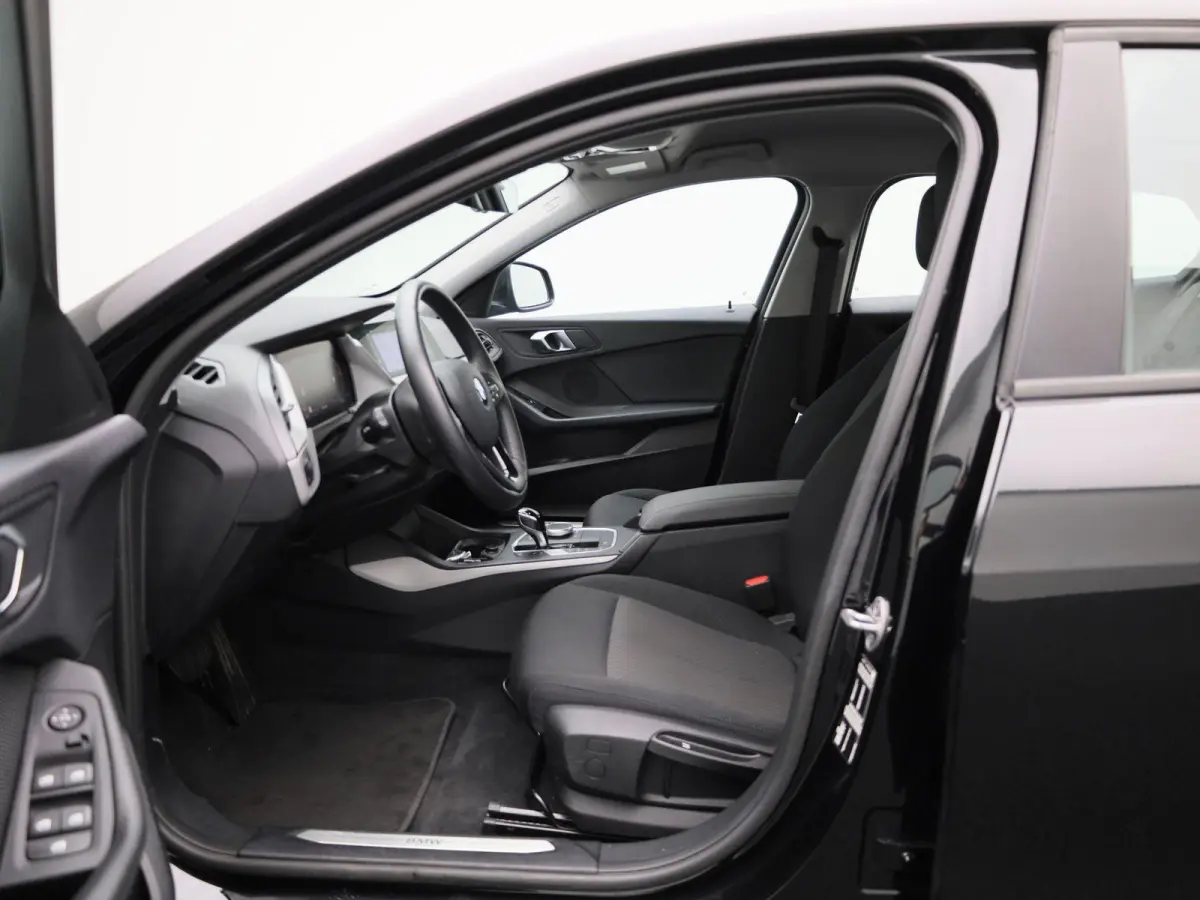 118i Business Edition | Automaat | Apple Carplay / Android Auto | Parkeer sensoren | Navigatie | Virtual cockpit | Cruise control | Bluetooth | Climate control | DAB |
