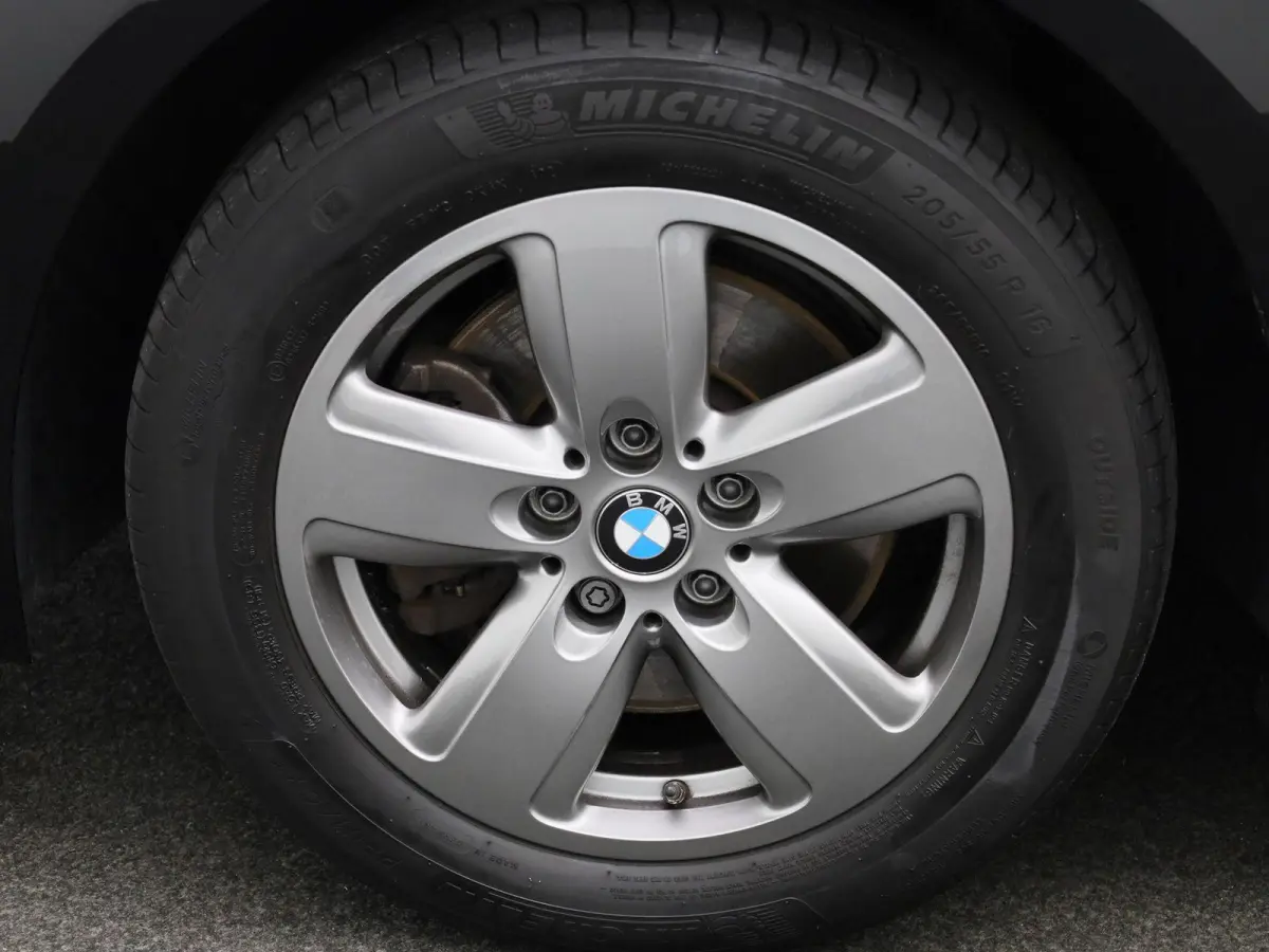 118i Business Edition | Automaat | Apple Carplay / Android Auto | Parkeer sensoren | Navigatie | Virtual cockpit | Cruise control | Bluetooth | Climate control | DAB |
