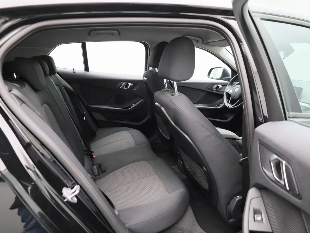 118i Business Edition | Automaat | Apple Carplay / Android Auto | Parkeer sensoren | Navigatie | Virtual cockpit | Cruise control | Bluetooth | Climate control | DAB |
