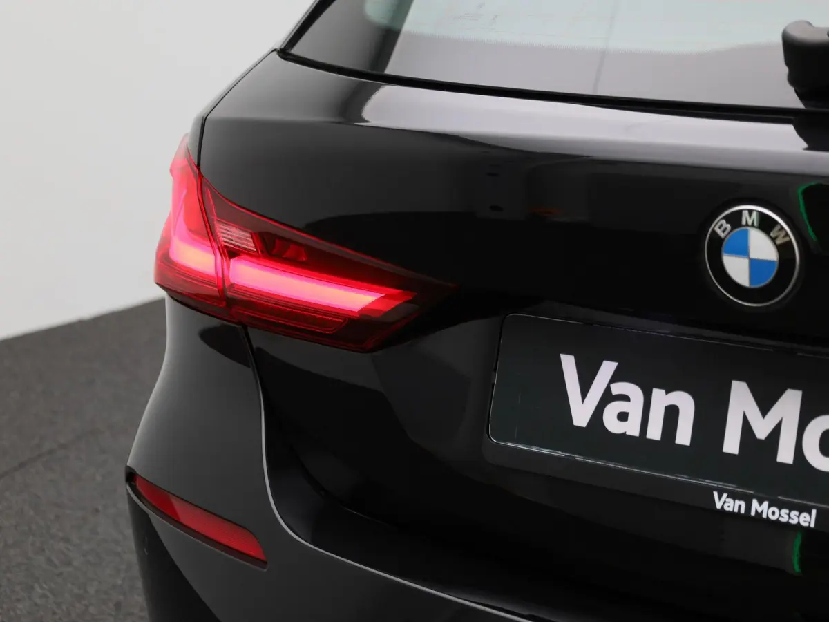 118i Business Edition | Automaat | Apple Carplay / Android Auto | Parkeer sensoren | Navigatie | Virtual cockpit | Cruise control | Bluetooth | Climate control | DAB |