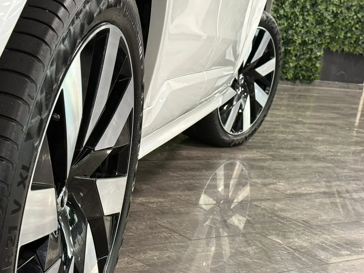 T8 AWD Recharge Plus Dark | 360 Camera | Harman Kardon | 455pk | Crystal White | Adaptieve Cruise Control | Stoelverwarming voor+achter | Stuurwielverwarming | Schuifdak | Full LED Meesturen