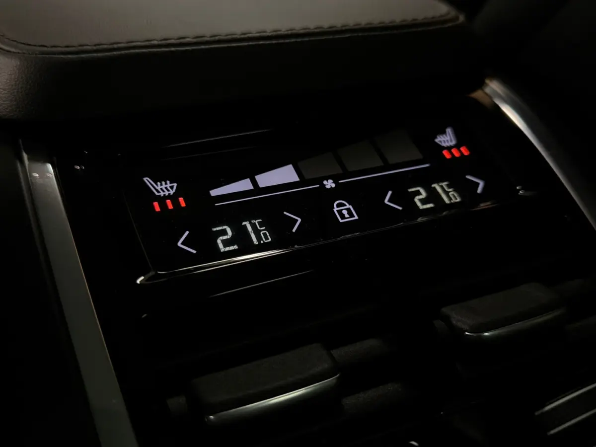 T8 AWD Recharge Plus Dark | 360 Camera | Harman Kardon | 455pk | Crystal White | Adaptieve Cruise Control | Stoelverwarming voor+achter | Stuurwielverwarming | Schuifdak | Full LED Meesturen