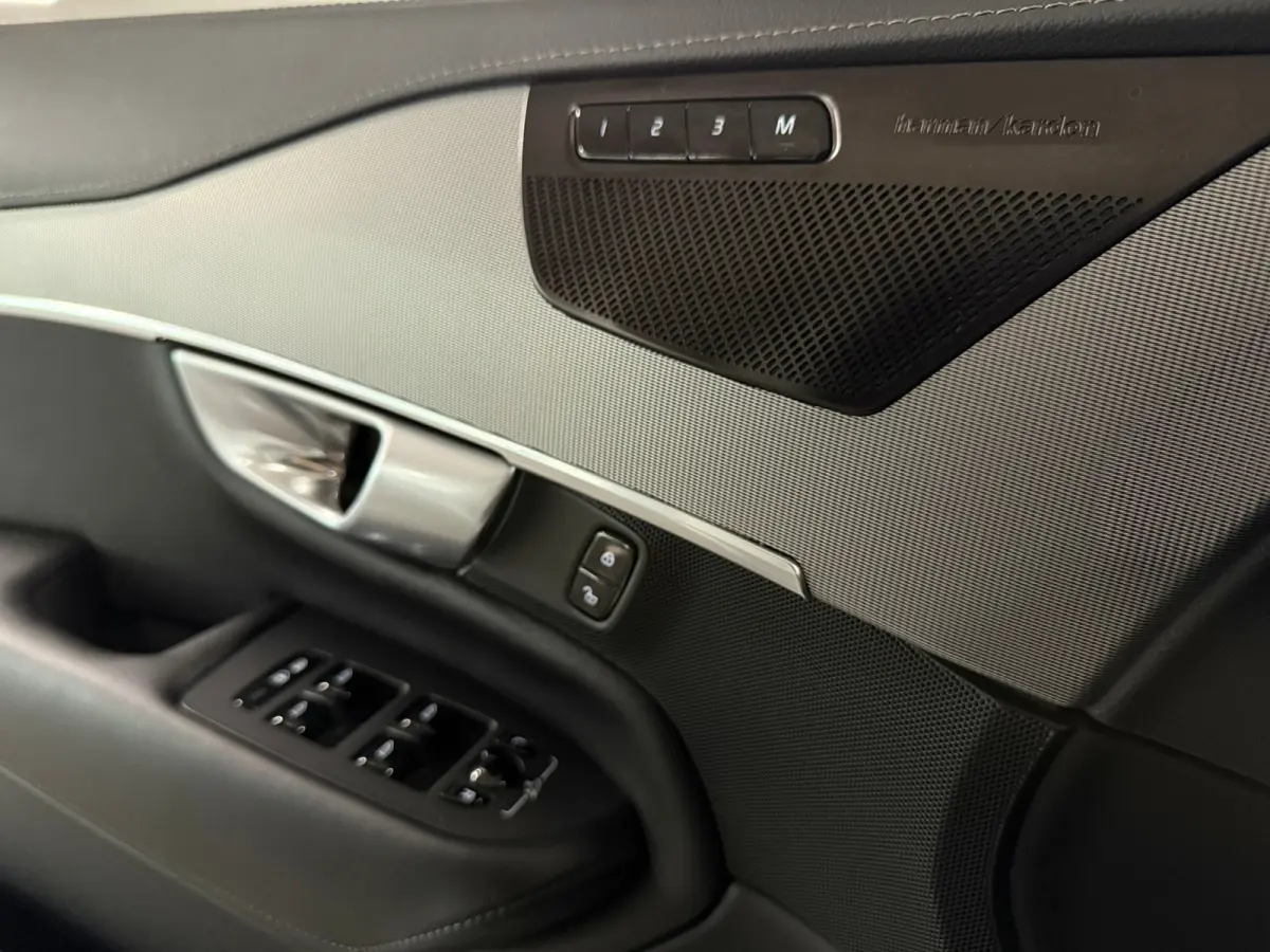 T8 AWD Recharge Plus Dark | 360 Camera | Harman Kardon | 455pk | Crystal White | Adaptieve Cruise Control | Stoelverwarming voor+achter | Stuurwielverwarming | Schuifdak | Full LED Meesturen