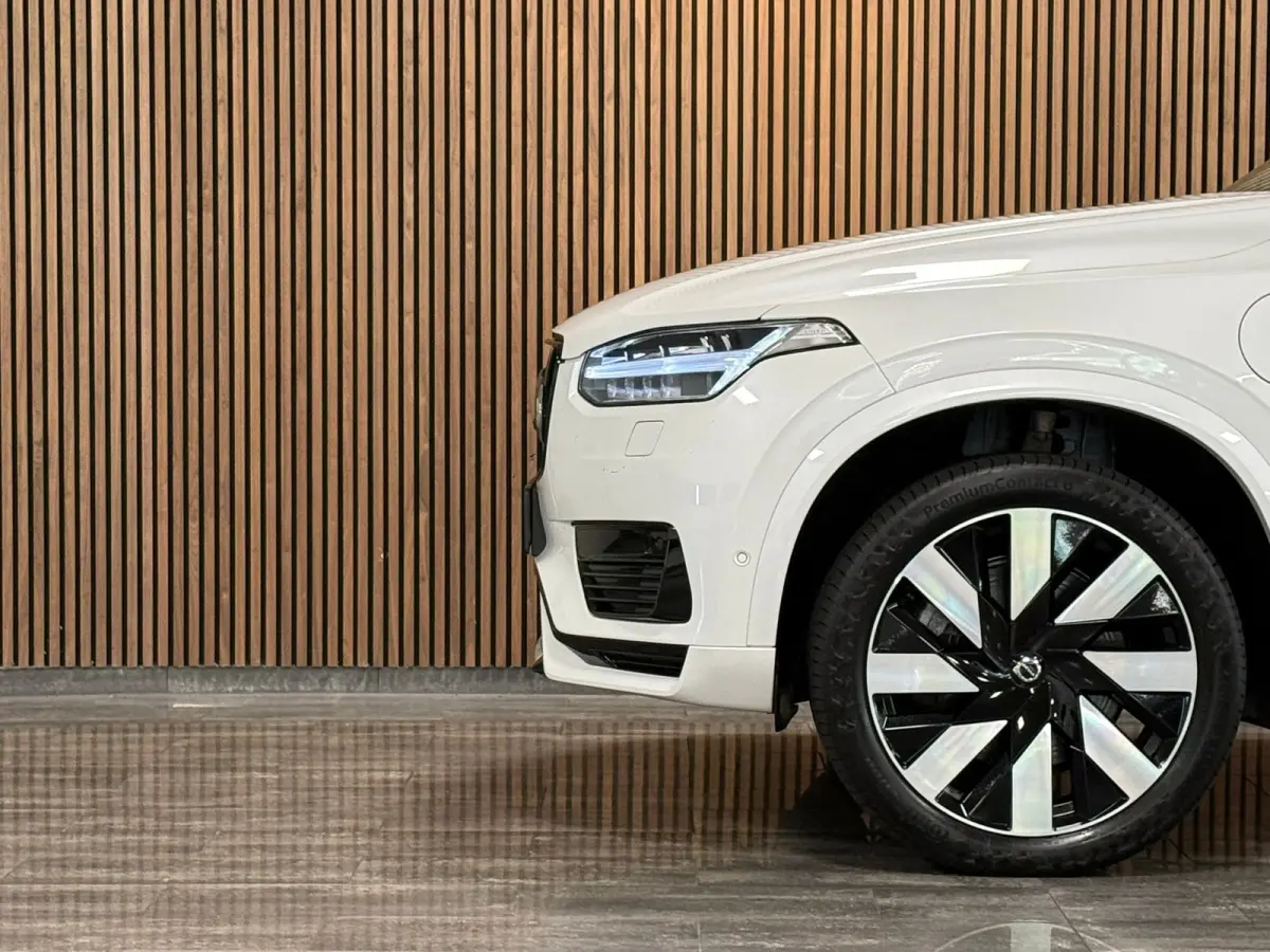 T8 AWD Recharge Plus Dark | 360 Camera | Harman Kardon | 455pk | Crystal White | Adaptieve Cruise Control | Stoelverwarming voor+achter | Stuurwielverwarming | Schuifdak | Full LED Meesturen