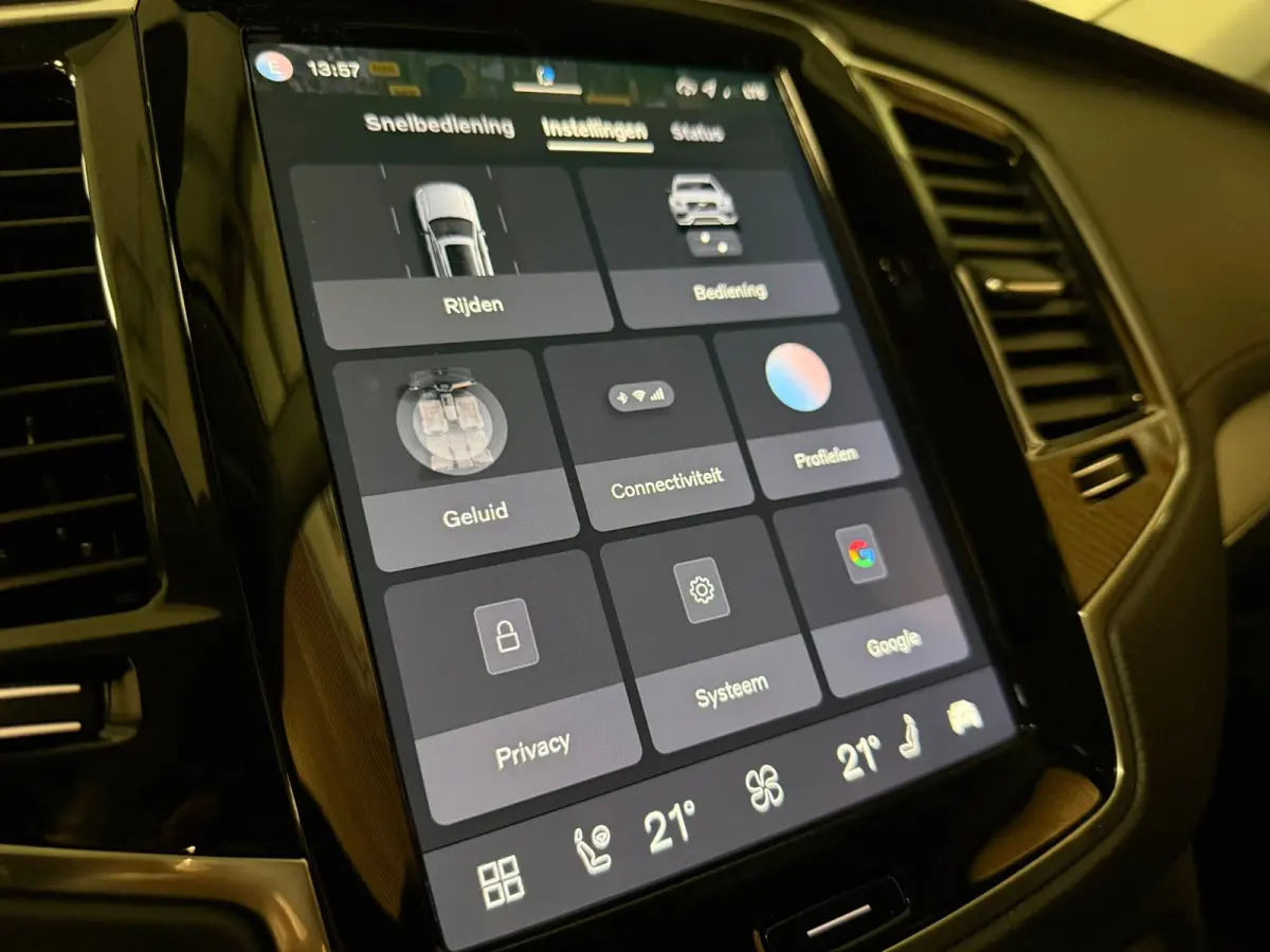 T8 AWD Recharge Plus Dark | 360 Camera | Harman Kardon | 455pk | Crystal White | Adaptieve Cruise Control | Stoelverwarming voor+achter | Stuurwielverwarming | Schuifdak | Full LED Meesturen