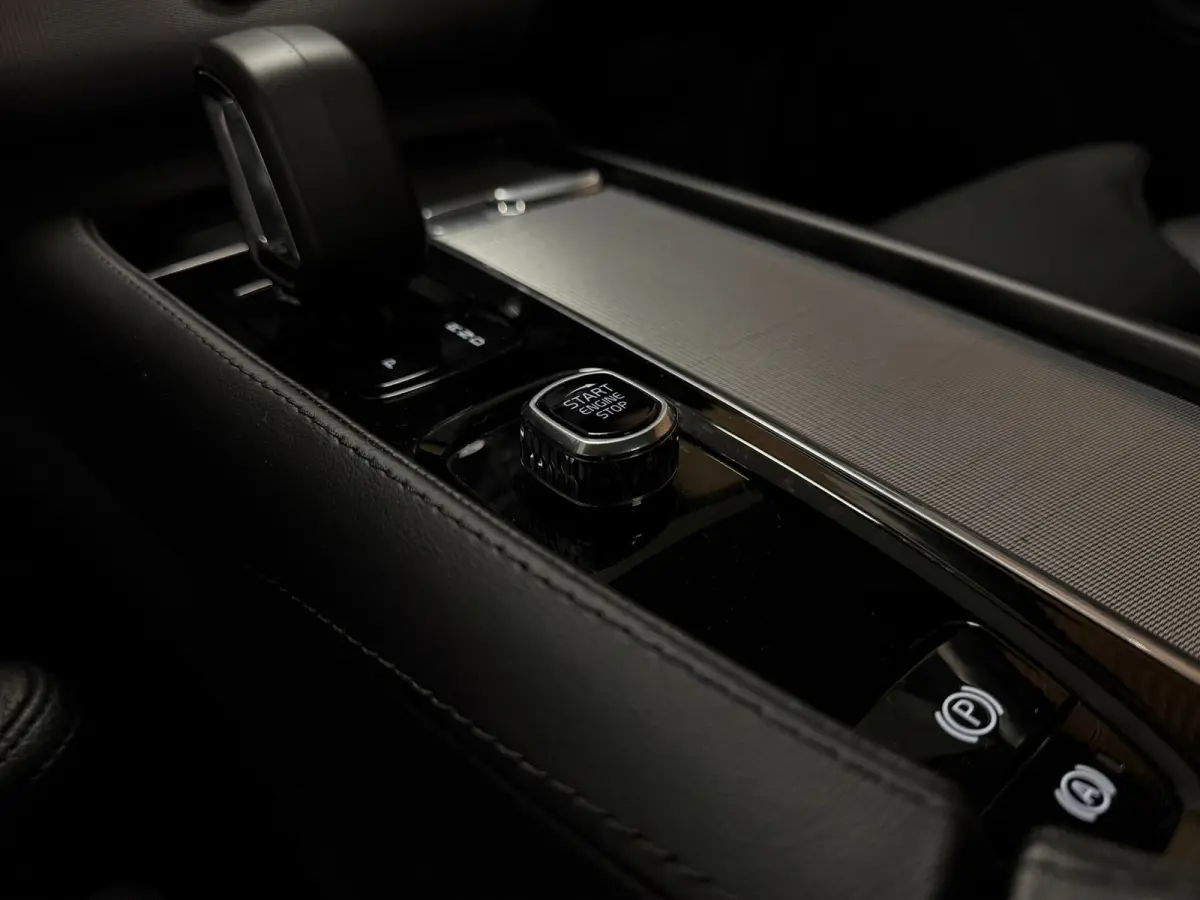 T8 AWD Recharge Plus Dark | 360 Camera | Harman Kardon | 455pk | Crystal White | Adaptieve Cruise Control | Stoelverwarming voor+achter | Stuurwielverwarming | Schuifdak | Full LED Meesturen
