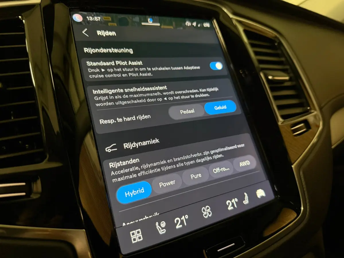 T8 AWD Recharge Plus Dark | 360 Camera | Harman Kardon | 455pk | Crystal White | Adaptieve Cruise Control | Stoelverwarming voor+achter | Stuurwielverwarming | Schuifdak | Full LED Meesturen