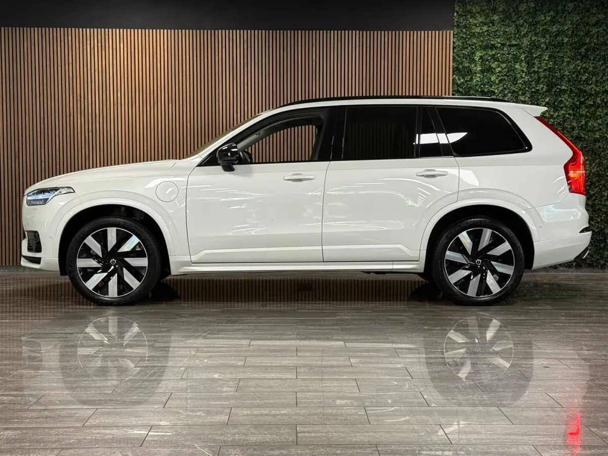 T8 AWD Recharge Plus Dark | 360 Camera | Harman Kardon | 455pk | Crystal White | Adaptieve Cruise Control | Stoelverwarming voor+achter | Stuurwielverwarming | Schuifdak | Full LED Meesturen