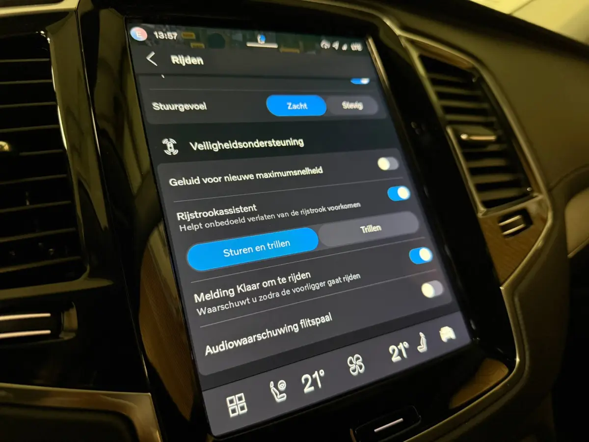 T8 AWD Recharge Plus Dark | 360 Camera | Harman Kardon | 455pk | Crystal White | Adaptieve Cruise Control | Stoelverwarming voor+achter | Stuurwielverwarming | Schuifdak | Full LED Meesturen