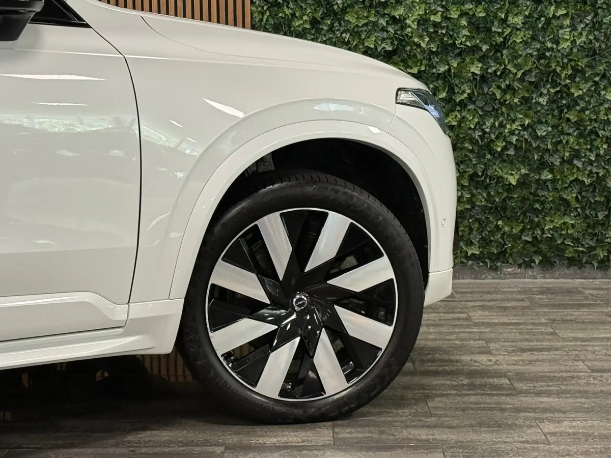 T8 AWD Recharge Plus Dark | 360 Camera | Harman Kardon | 455pk | Crystal White | Adaptieve Cruise Control | Stoelverwarming voor+achter | Stuurwielverwarming | Schuifdak | Full LED Meesturen
