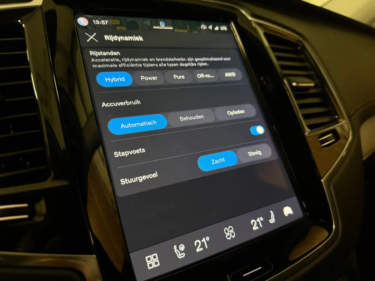 T8 AWD Recharge Plus Dark | 360 Camera | Harman Kardon | 455pk | Crystal White | Adaptieve Cruise Control | Stoelverwarming voor+achter | Stuurwielverwarming | Schuifdak | Full LED Meesturen