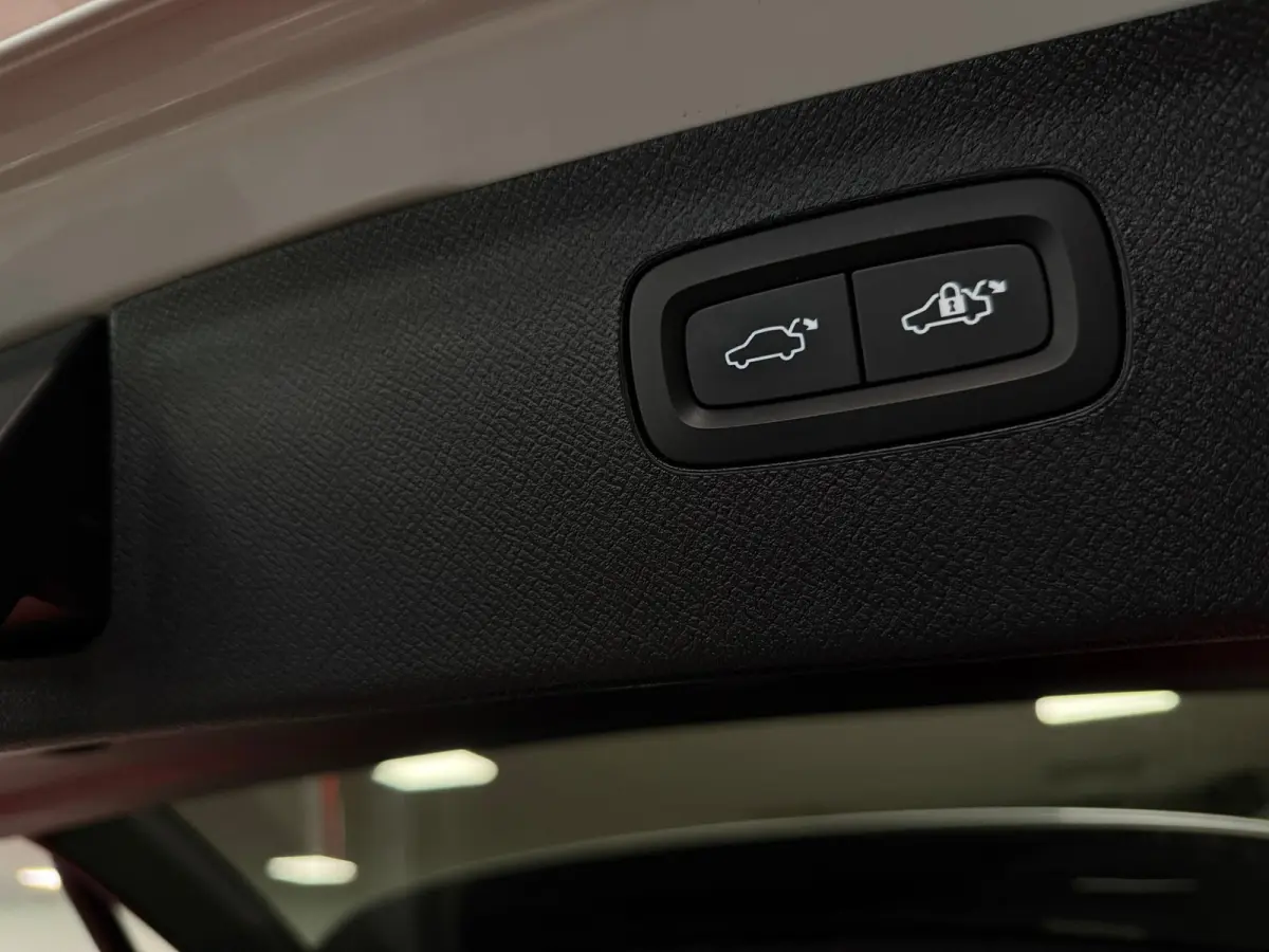 T8 AWD Recharge Plus Dark | 360 Camera | Harman Kardon | 455pk | Crystal White | Adaptieve Cruise Control | Stoelverwarming voor+achter | Stuurwielverwarming | Schuifdak | Full LED Meesturen