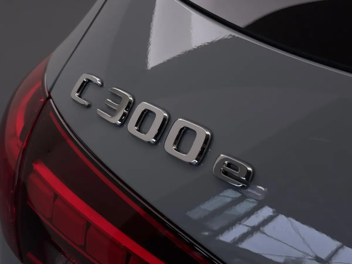 300e 140 Years Edition | Panoramaschuifdak | Night Pakket | AMG-line | Alpine grijs |
