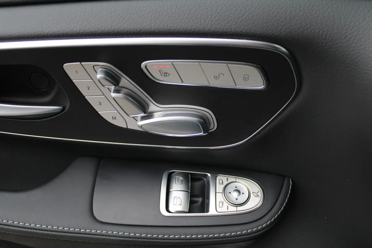 300d / AMG / Exclusive / 7-persoons / Elec Stoelen / Burmester / Nightpakket / Vol Opties / NIEUWSTAAT.