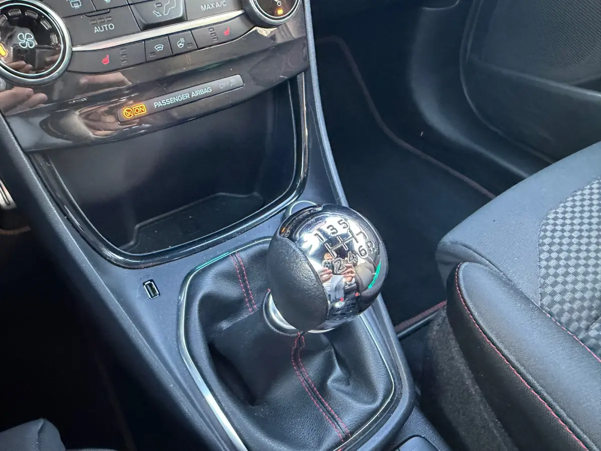 1.0 EcoBoost ST-Line - Solar Silver - Winterpakket/Virtual/Carplay - 1e eigenaar