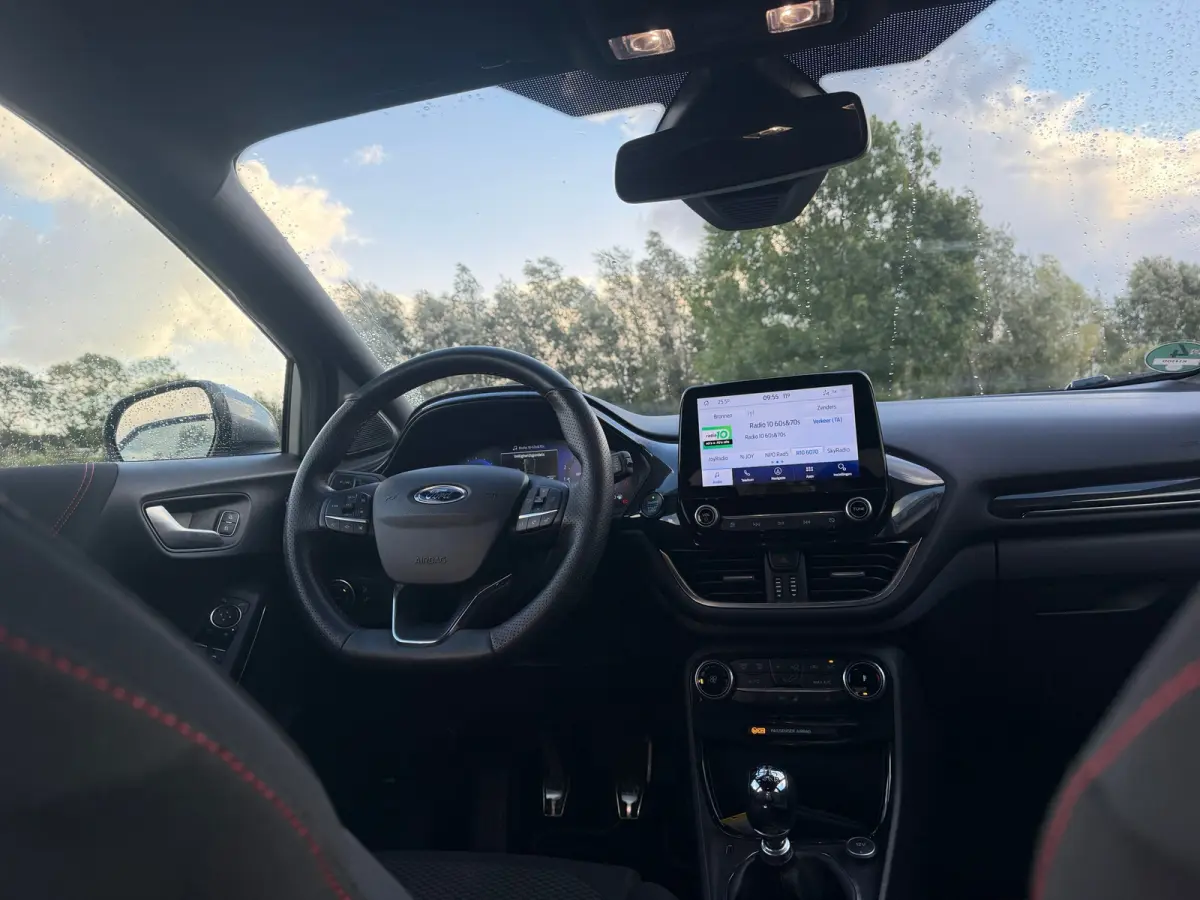 1.0 EcoBoost ST-Line - Solar Silver - Winterpakket/Virtual/Carplay - 1e eigenaar