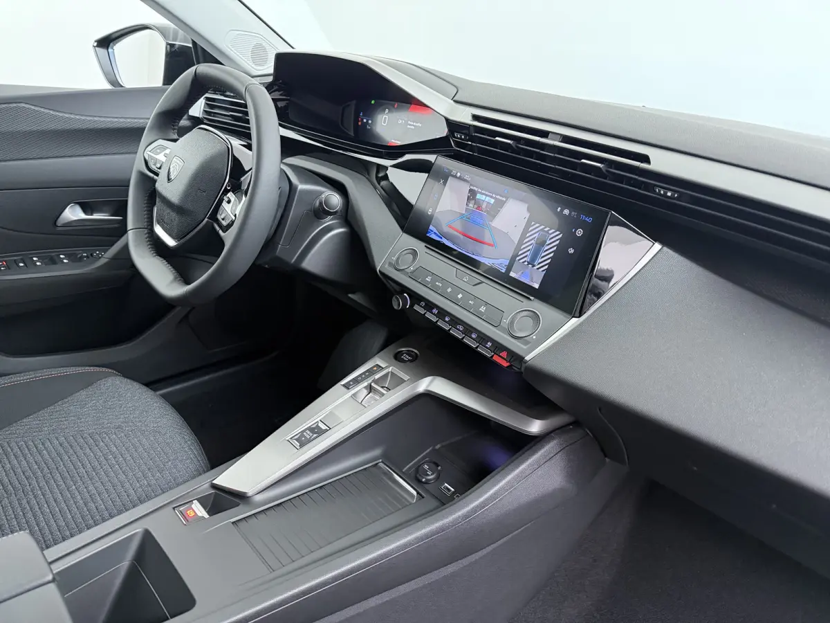 Business | Elektrische parkeerrem | Extra getinte achterste zijruiten en achterruit | ISOFIX-bevestigingspunten voor drie kinderzitjes. Op de passagiersstoel en de buitenste zitplaatsen van 