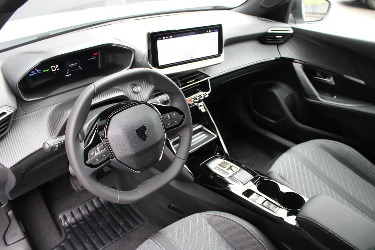 Allure | Active Safety Brake met camera en radar (automatisch noodremsysteem) met Distance Alert (waarschuwing dreigende aanrijding) | Advanced Active Safety Brake met camera en radar | Clim