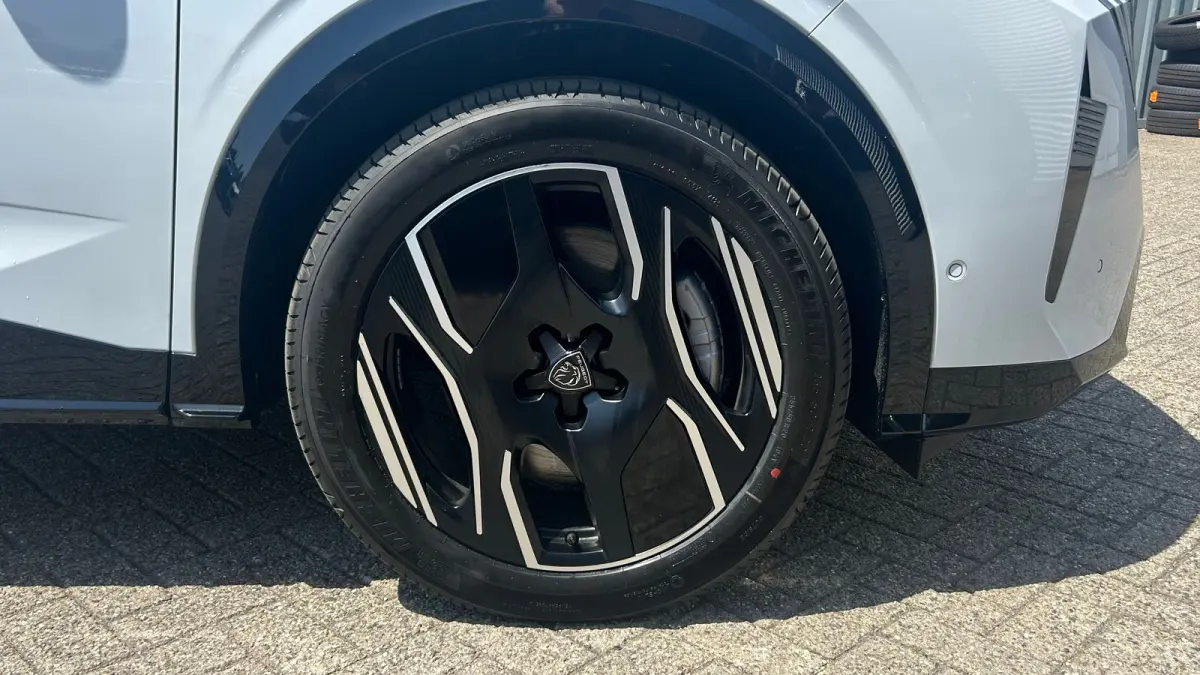 GT Exclusive | Elektrische parkeerrem | Extra getinte achterste zijruiten en achterruit