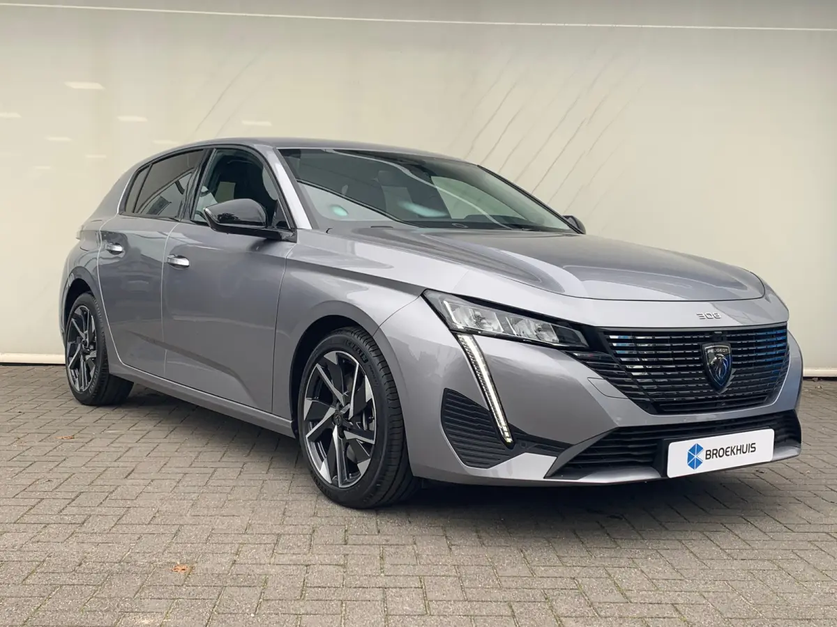 Allure | 17" lichtmetalen velgen 'HALONG' | Achteruitrijcamera 180° (Visiopark 1) | Autonomous Emergency Braking d.m.v. radar i.p.v. camera