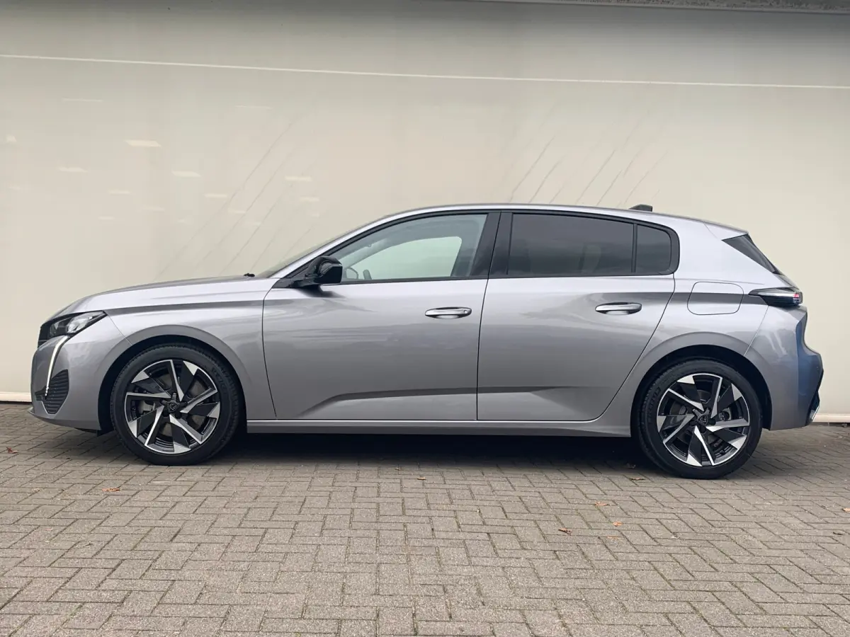 Allure | 17" lichtmetalen velgen 'HALONG' | Achteruitrijcamera 180° (Visiopark 1) | Autonomous Emergency Braking d.m.v. radar i.p.v. camera