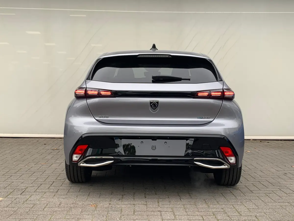 Allure | 17" lichtmetalen velgen 'HALONG' | Achteruitrijcamera 180° (Visiopark 1) | Autonomous Emergency Braking d.m.v. radar i.p.v. camera