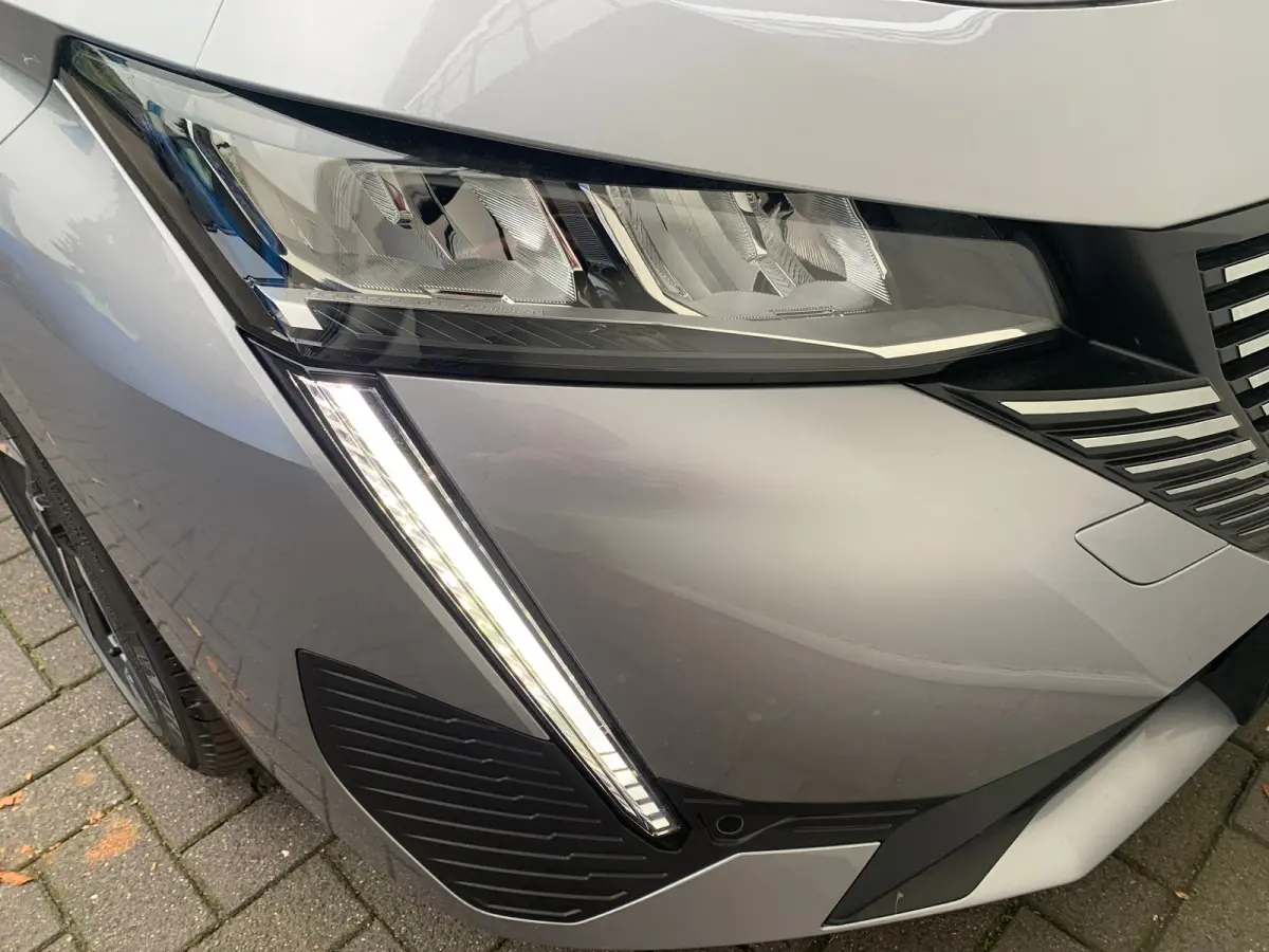 Allure | 17" lichtmetalen velgen 'HALONG' | Achteruitrijcamera 180° (Visiopark 1) | Autonomous Emergency Braking d.m.v. radar i.p.v. camera