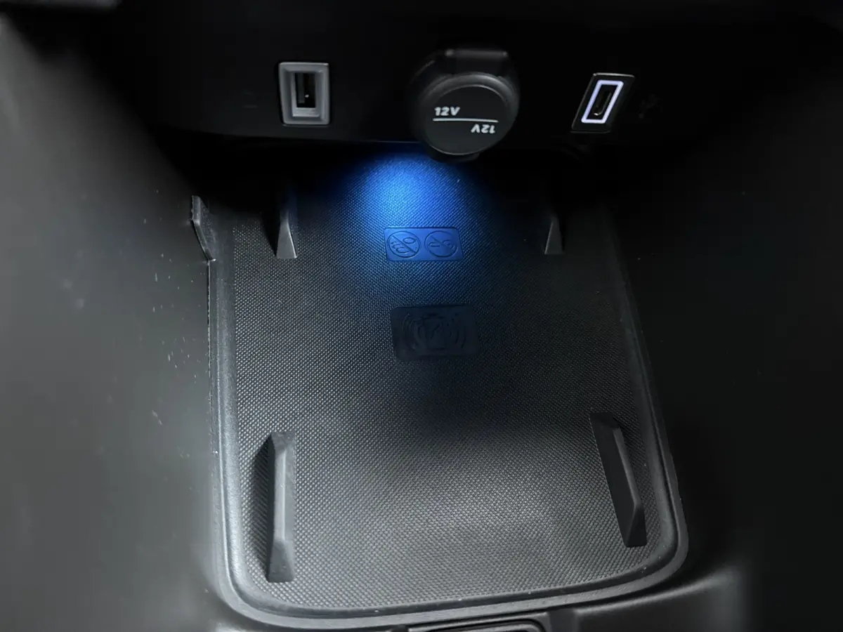 Summit 54Kwh | 10,25 inch digitaal configureerbaar instrumentenpaneel | 10,25" Infotainment met draadloos Apple Carplay en Android Auto | 18" Diamond Cut lichtmetalen velgen
