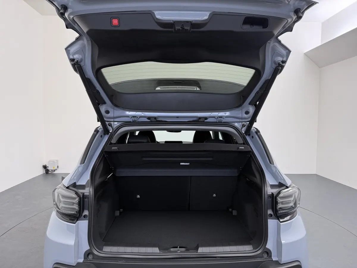 Summit 54Kwh | 10,25 inch digitaal configureerbaar instrumentenpaneel | 10,25" Infotainment met draadloos Apple Carplay en Android Auto | 18" Diamond Cut lichtmetalen velgen