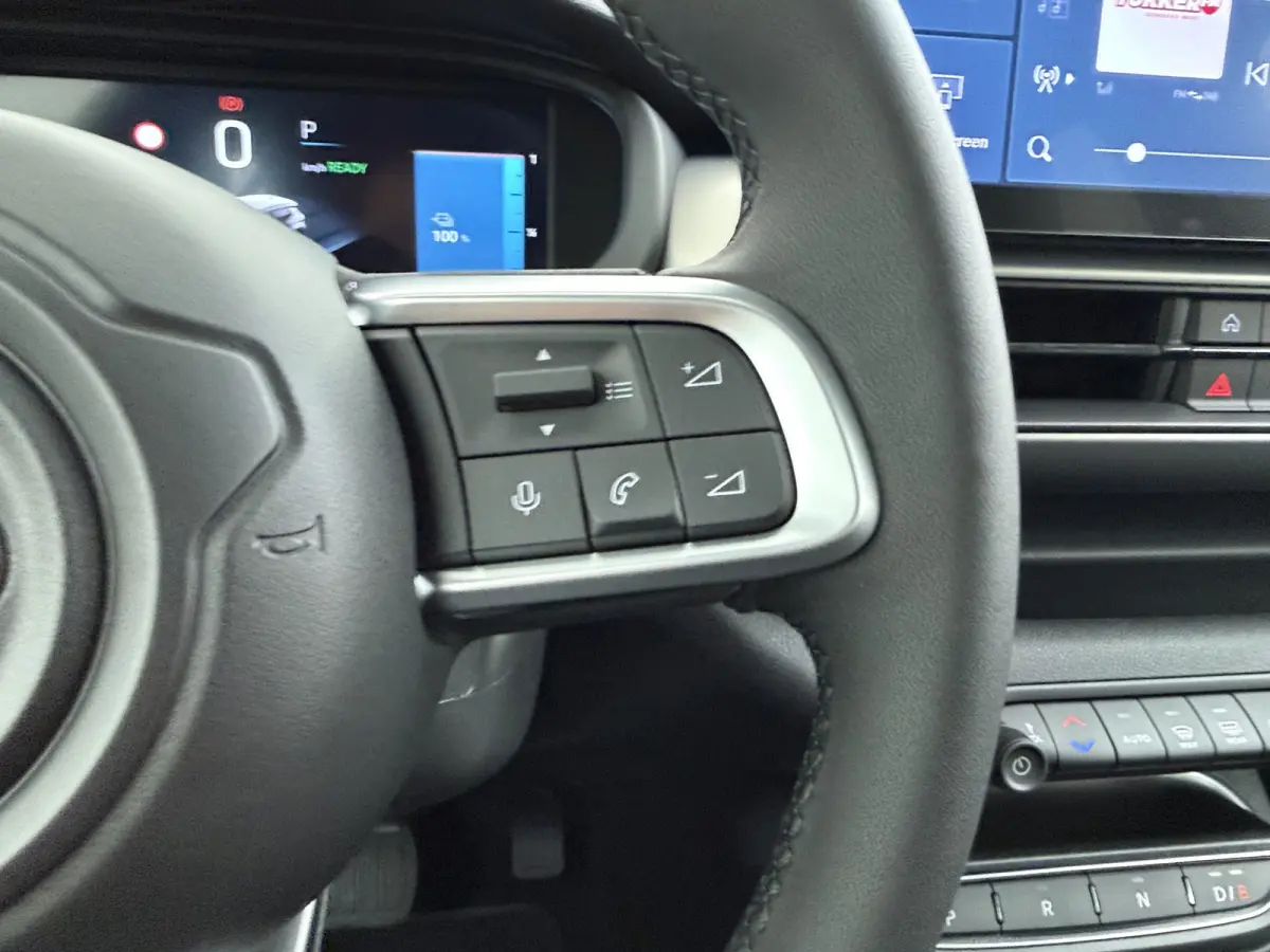 Summit 54Kwh | 10,25 inch digitaal configureerbaar instrumentenpaneel | 10,25" Infotainment met draadloos Apple Carplay en Android Auto | 18" Diamond Cut lichtmetalen velgen