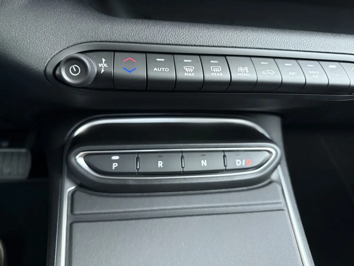 Summit 54Kwh | 10,25 inch digitaal configureerbaar instrumentenpaneel | 10,25" Infotainment met draadloos Apple Carplay en Android Auto | 18" Diamond Cut lichtmetalen velgen