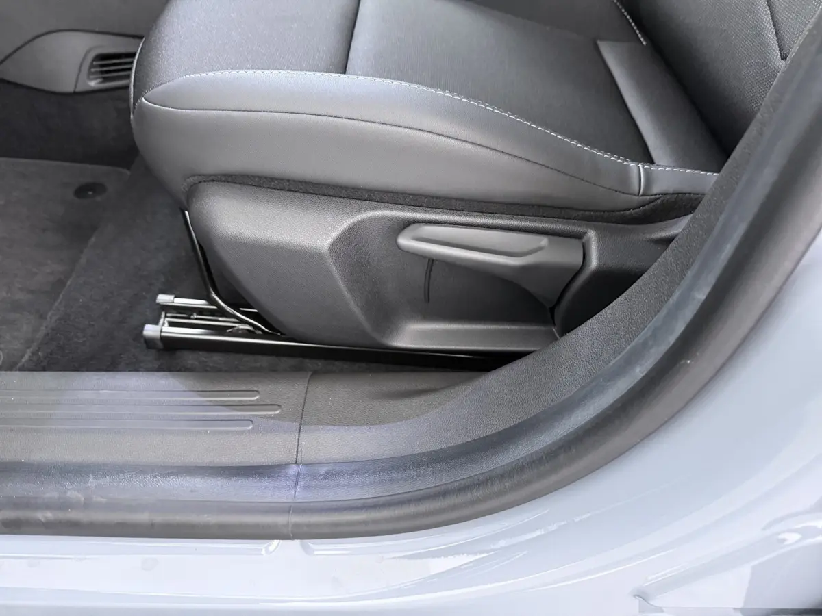 Summit 54Kwh | 10,25 inch digitaal configureerbaar instrumentenpaneel | 10,25" Infotainment met draadloos Apple Carplay en Android Auto | 18" Diamond Cut lichtmetalen velgen