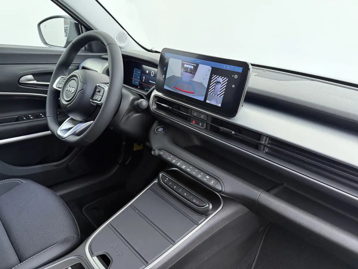 Summit 54Kwh | 10,25 inch digitaal configureerbaar instrumentenpaneel | 10,25" Infotainment met draadloos Apple Carplay en Android Auto | 18" Diamond Cut lichtmetalen velgen
