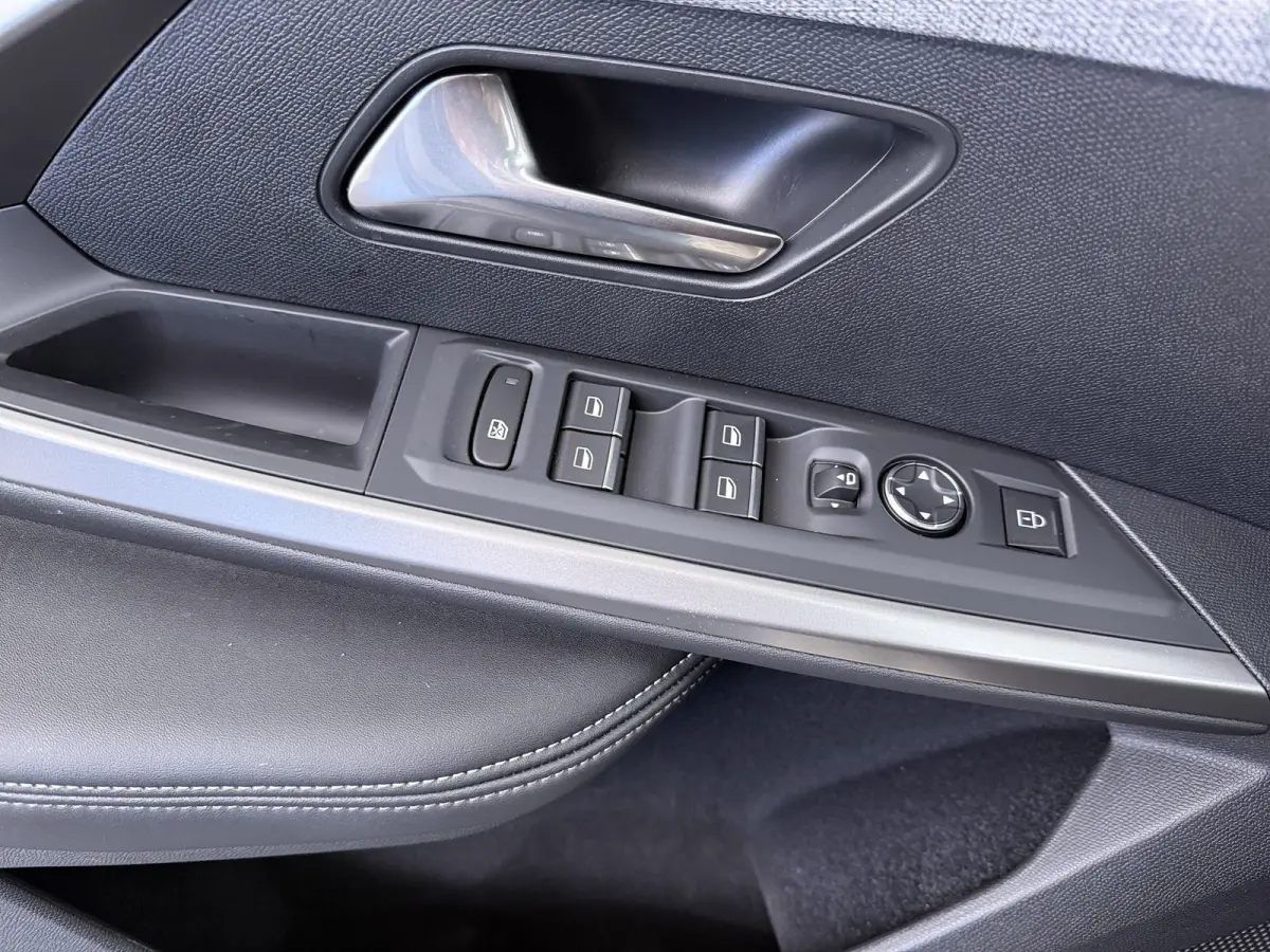 | Demo Deal | GT | Adaptieve cruise control met Stop&Go functie | Panoramisch schuifdak Pack | Verwarmbare voorstoelen