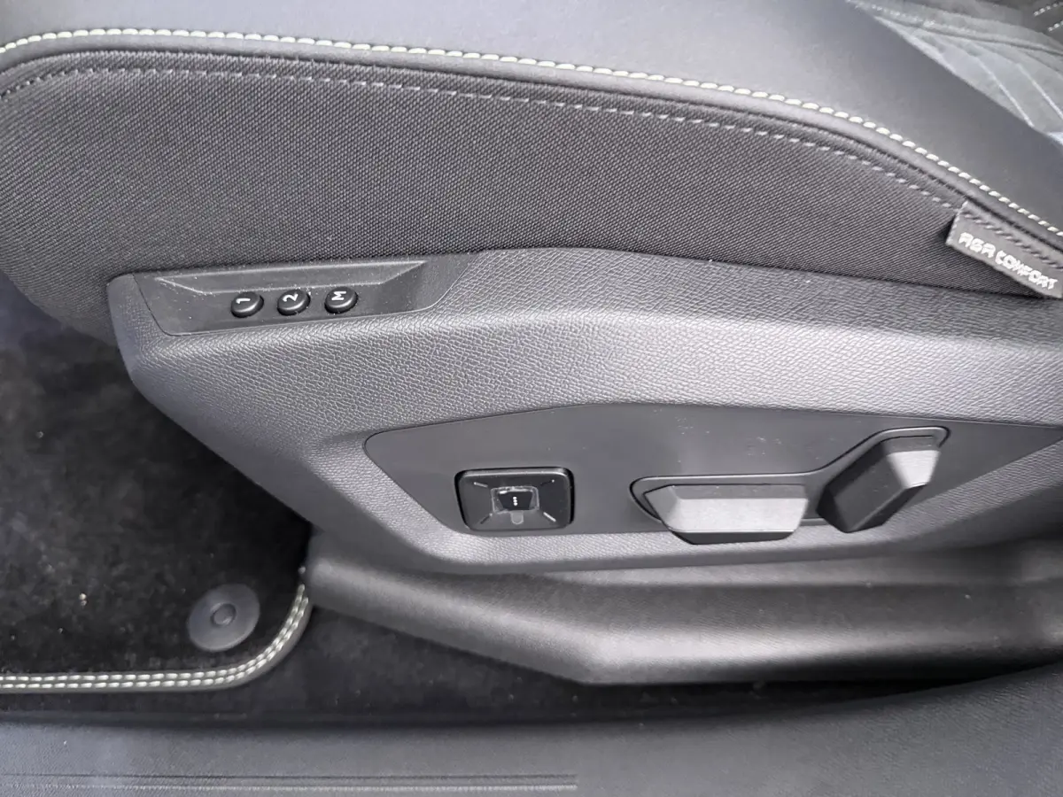 | Demo Deal | GT | Adaptieve cruise control met Stop&Go functie | Panoramisch schuifdak Pack | Verwarmbare voorstoelen