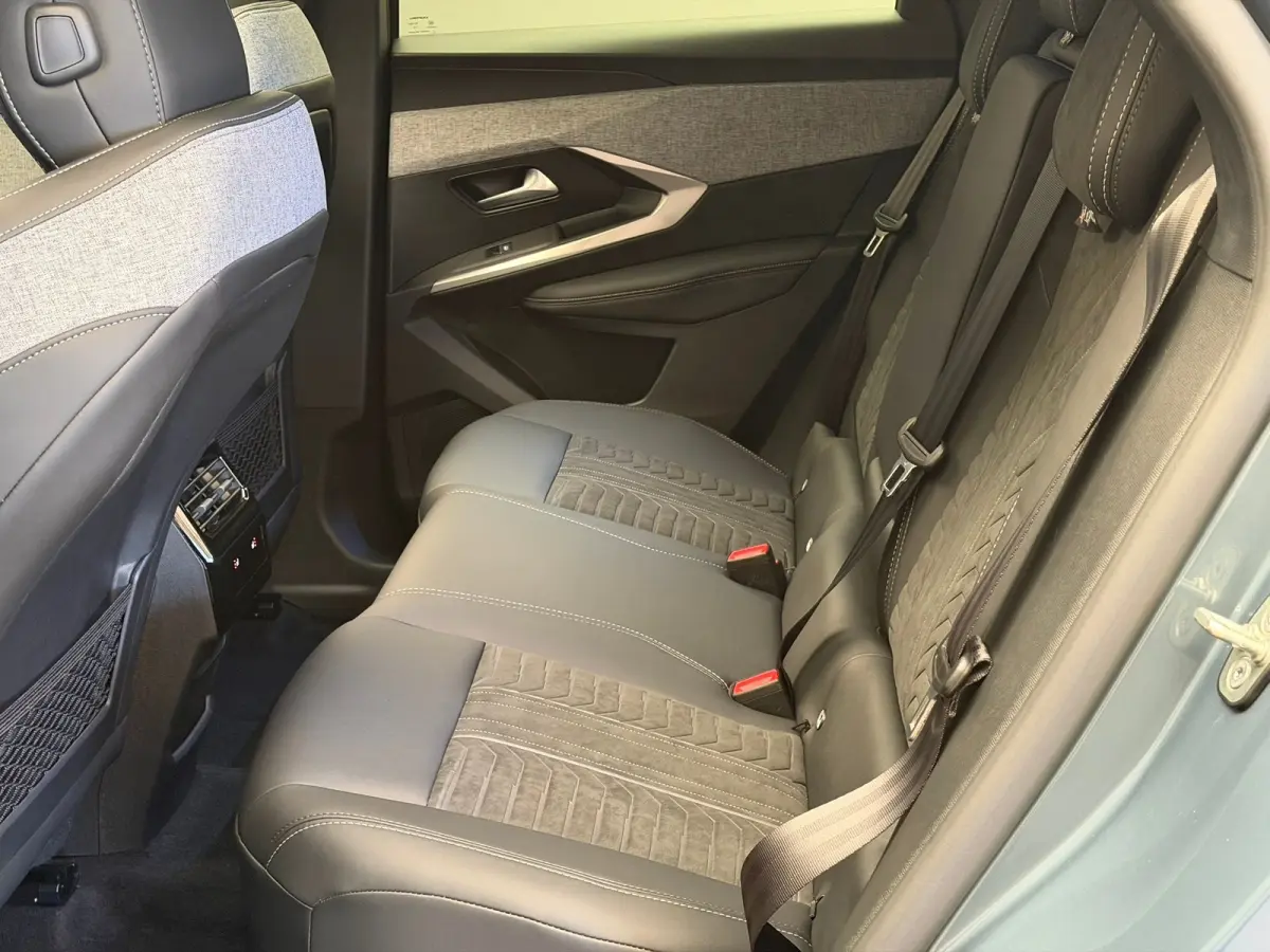 GT | Advanced Active Safety Brake met camera en radar (Pack Safety Plus) | Climate Control | Elektrische parkeerrem