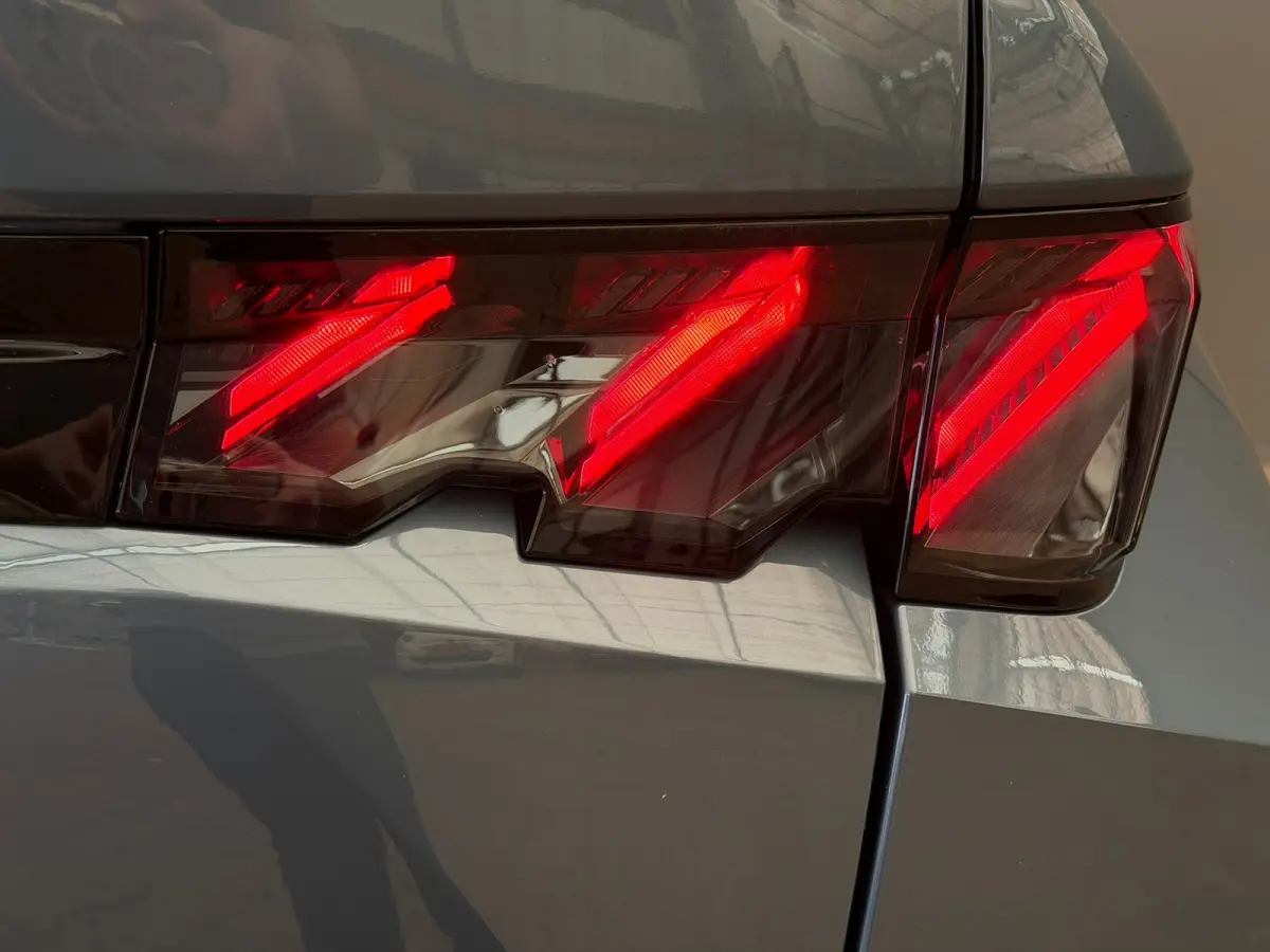 GT | Advanced Active Safety Brake met camera en radar (Pack Safety Plus) | Climate Control | Elektrische parkeerrem
