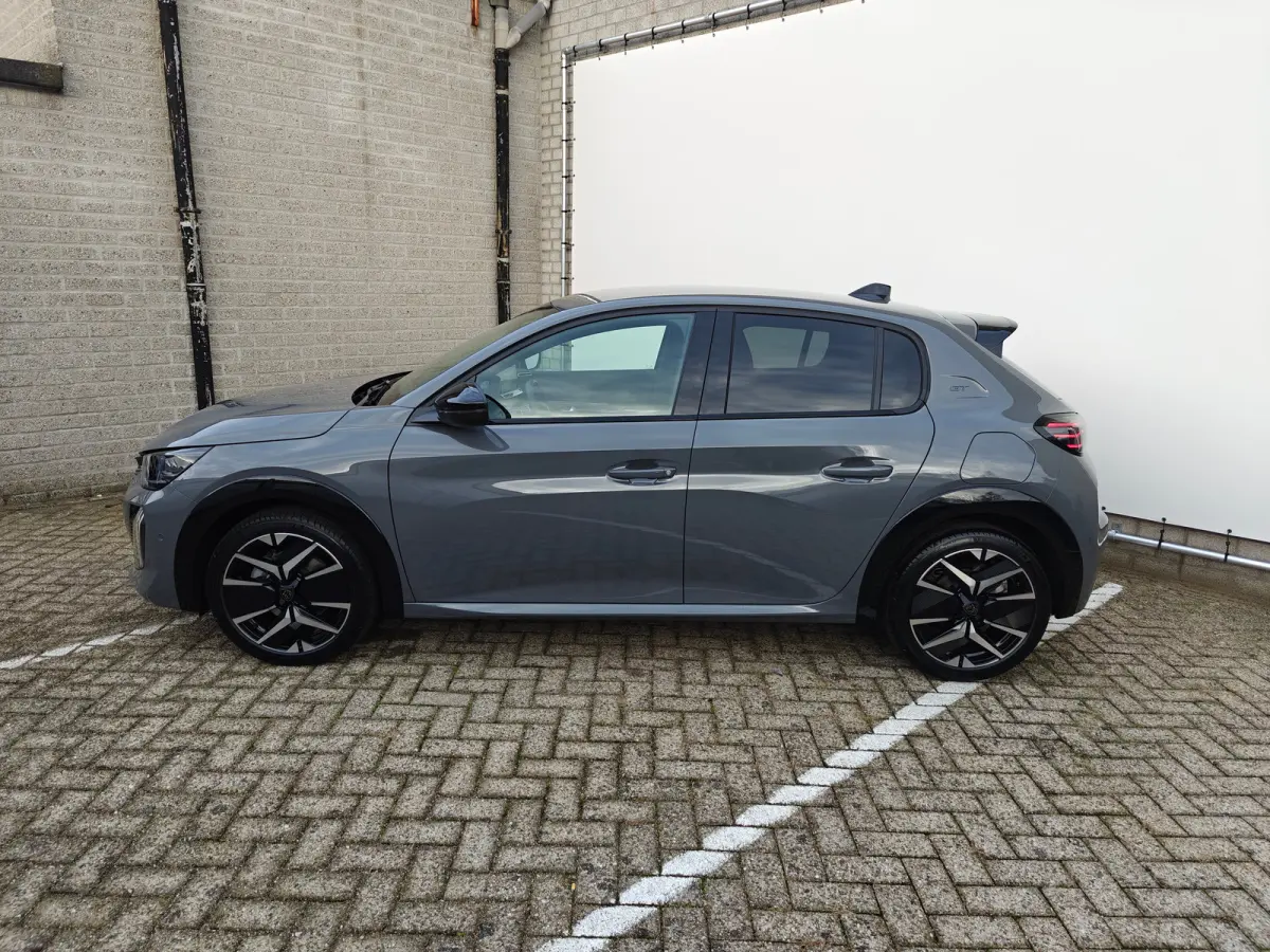 GT | Armsteunen op de voorportieren bekleed met kunstleder met groen sierstiksel (GT-Line) | Climate Control | Dashboard en deurpanelen in kunststof met carboneffect