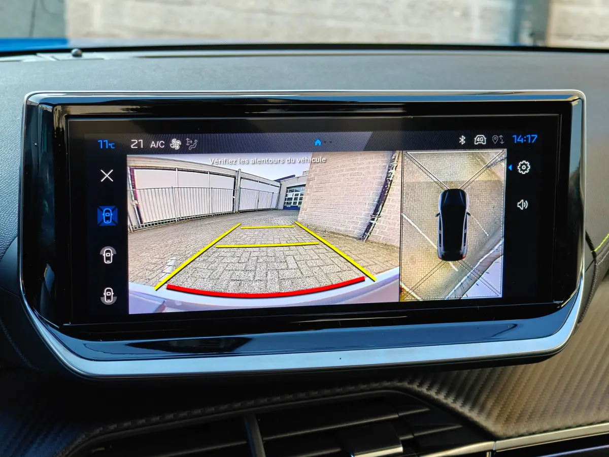 GT | Armsteunen op de voorportieren bekleed met kunstleder met groen sierstiksel (GT-Line) | Climate Control | Dashboard en deurpanelen in kunststof met carboneffect