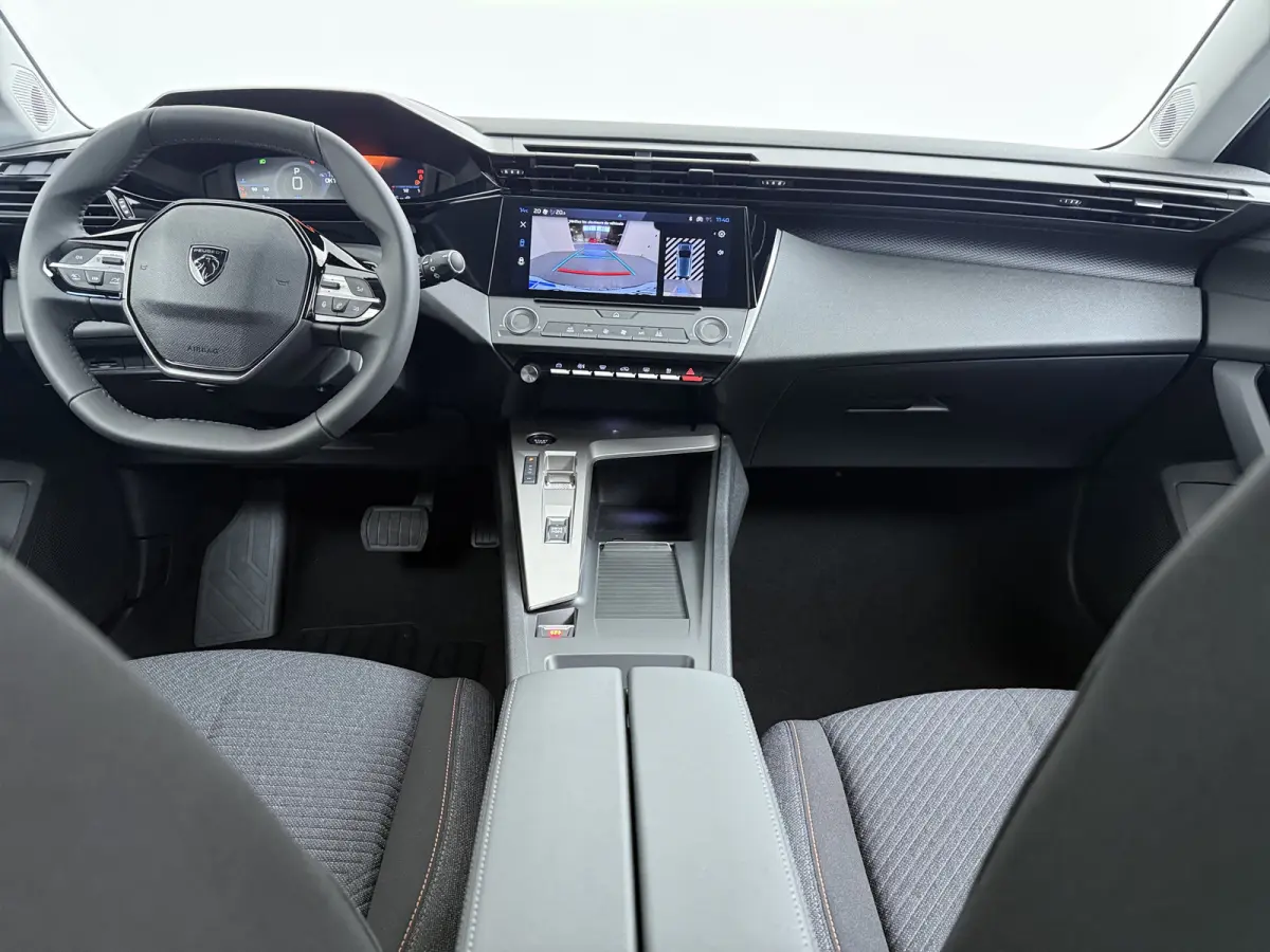 Business | Elektrische parkeerrem | Extra getinte achterste zijruiten en achterruit | ISOFIX-bevestigingspunten voor drie kinderzitjes. Op de passagiersstoel en de buitenste zitplaatsen van 