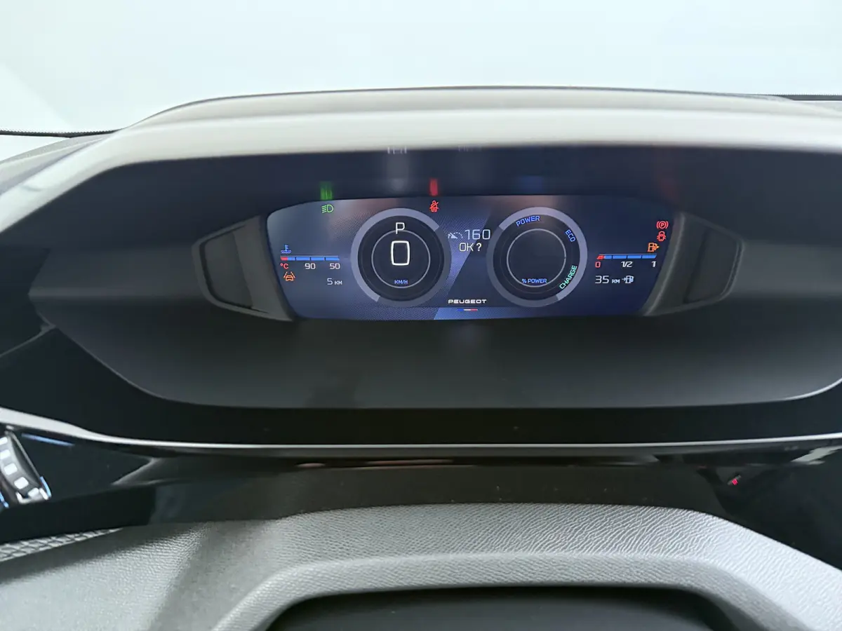 Business | Elektrische parkeerrem | Extra getinte achterste zijruiten en achterruit | ISOFIX-bevestigingspunten voor drie kinderzitjes. Op de passagiersstoel en de buitenste zitplaatsen van 