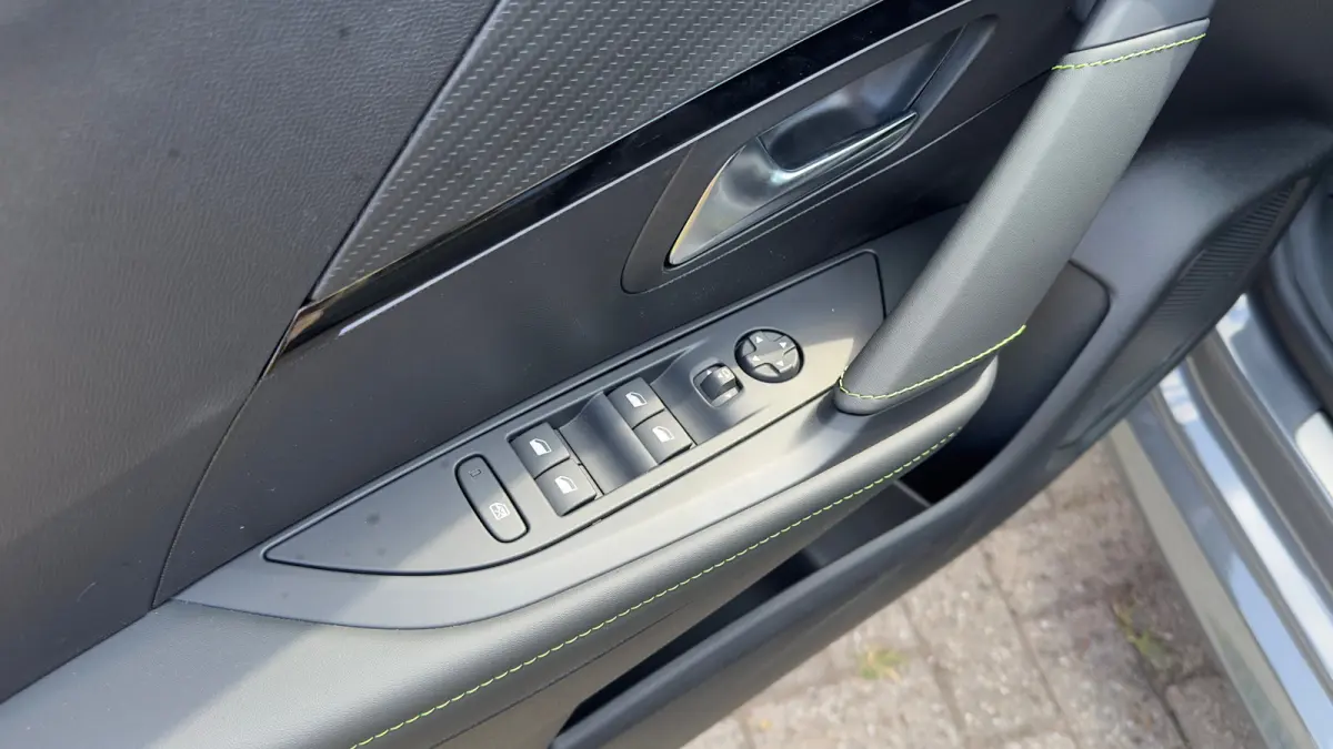 GT | Elektrische parkeerrem | Extra getinte achterste zijruiten en achterruit | Extra getinte achterste zijruiten en achterruit