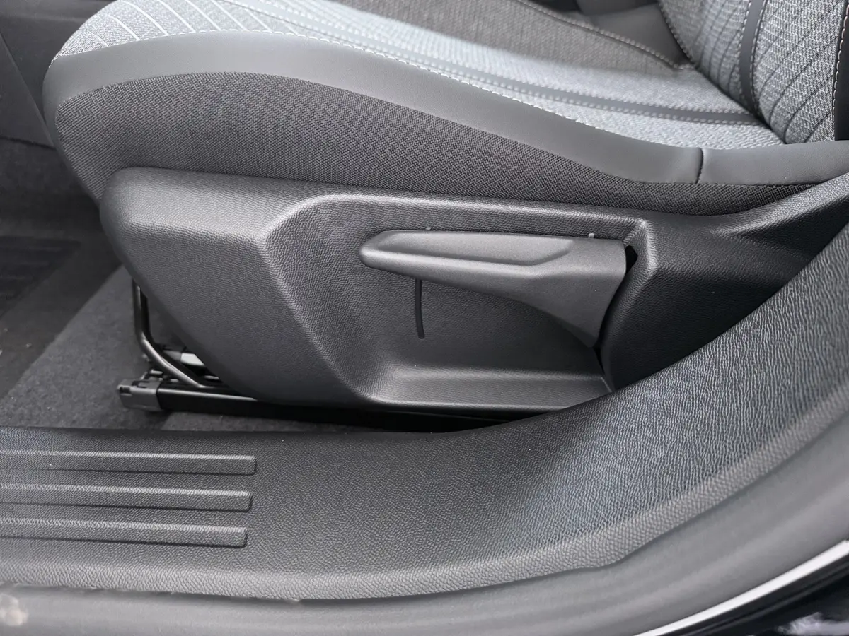 Allure | Active Safety Brake met camera en radar (automatisch noodremsysteem) met Distance Alert (waarschuwing dreigende aanrijding) | Advanced Active Safety Brake met camera en radar | Clim